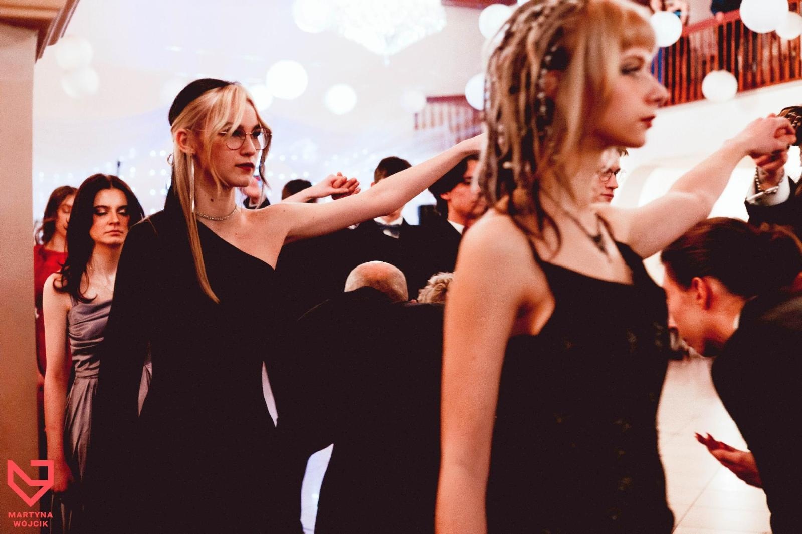 Zdjęcie w galerii na portalu naszraciborz.pl: Zjawiskowe kreacje i niezapomniane polonezy. Bal w ZSO nr 1 [FOTO] wiadomości z regionu