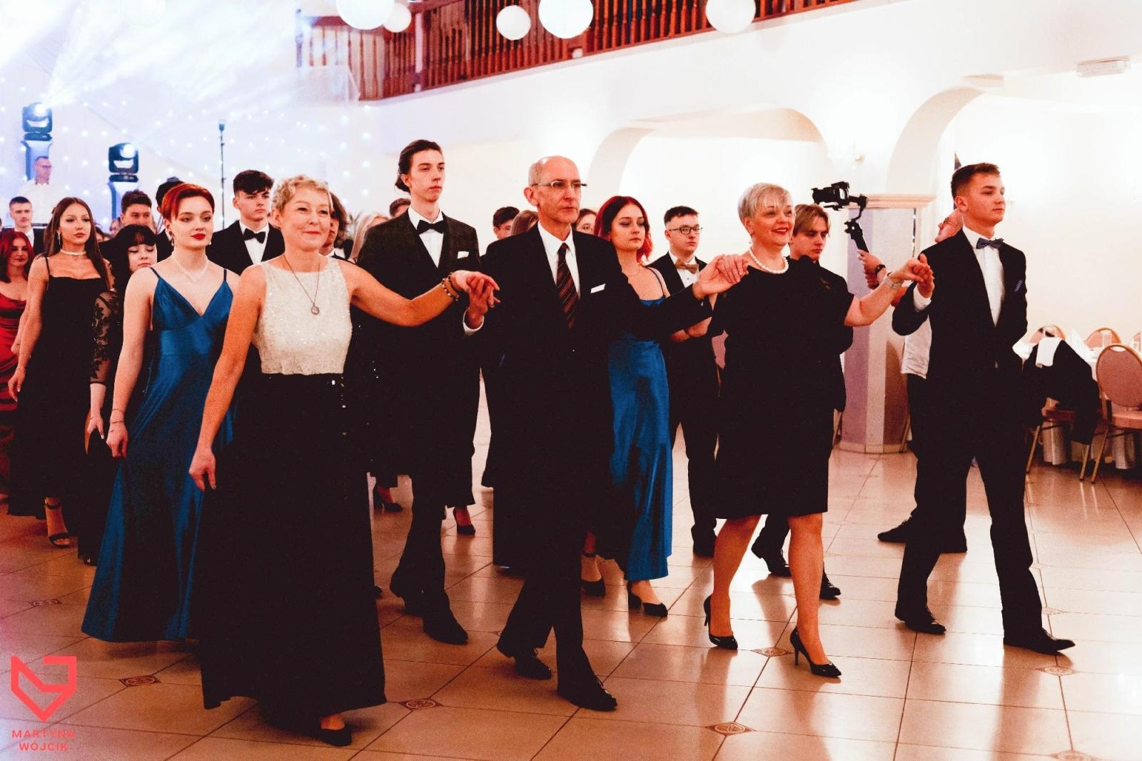 Zdjęcie w galerii na portalu naszraciborz.pl: Zjawiskowe kreacje i niezapomniane polonezy. Bal w ZSO nr 1 [FOTO] wiadomości z regionu