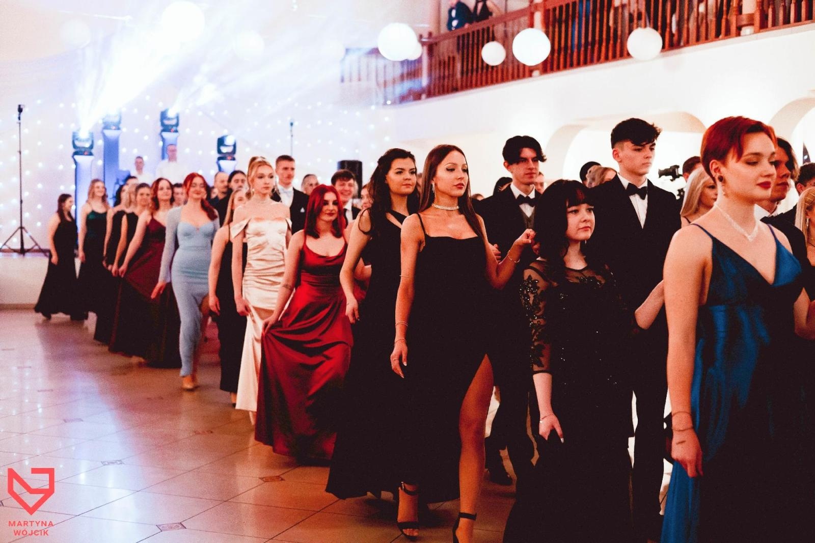 Zdjęcie w galerii na portalu naszraciborz.pl: Zjawiskowe kreacje i niezapomniane polonezy. Bal w ZSO nr 1 [FOTO] wiadomości z regionu