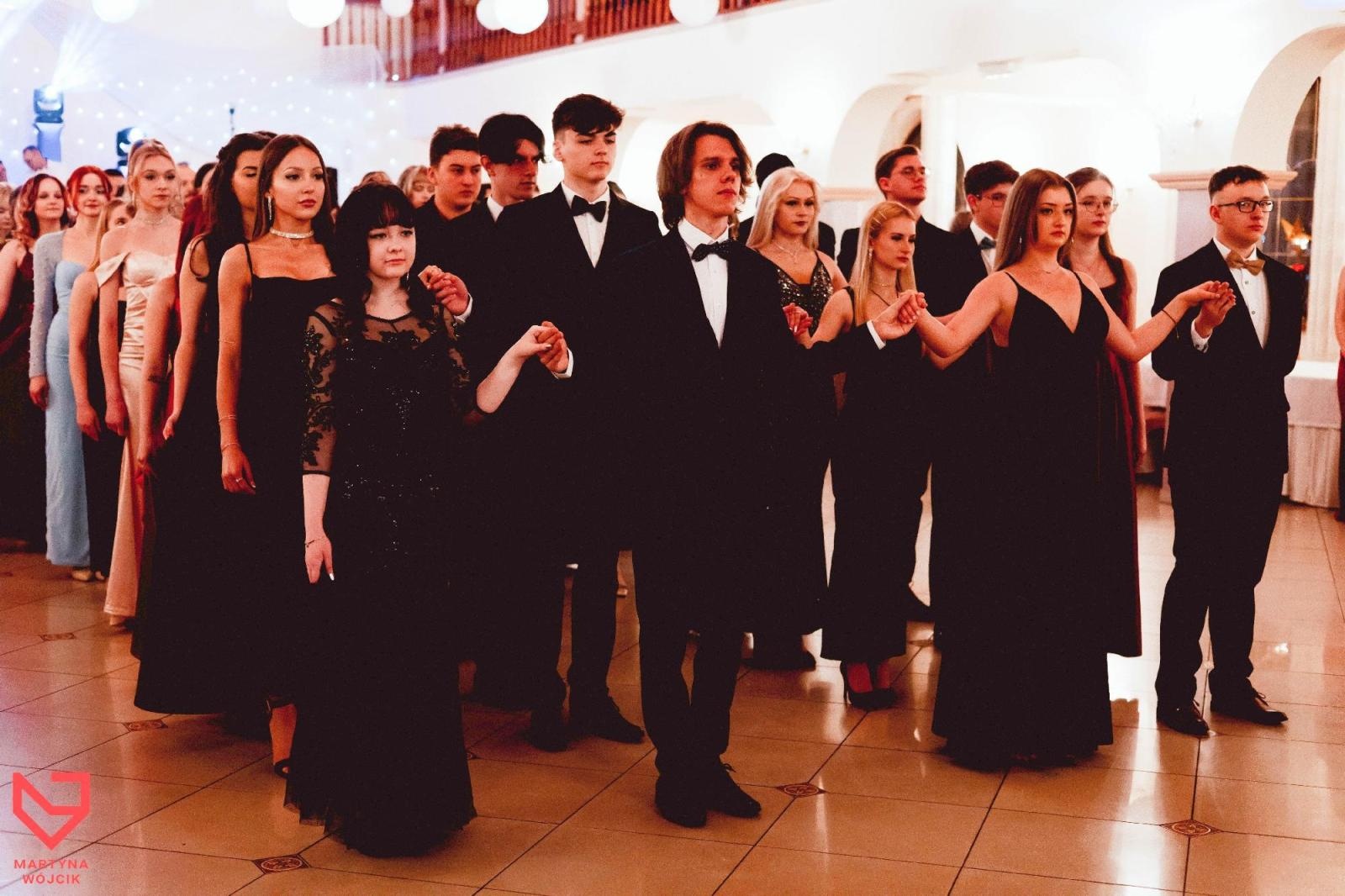 Zdjęcie w galerii na portalu naszraciborz.pl: Zjawiskowe kreacje i niezapomniane polonezy. Bal w ZSO nr 1 [FOTO] wiadomości z regionu