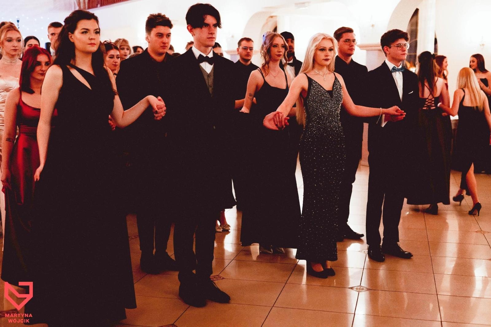 Zdjęcie w galerii na portalu naszraciborz.pl: Zjawiskowe kreacje i niezapomniane polonezy. Bal w ZSO nr 1 [FOTO] wiadomości z regionu