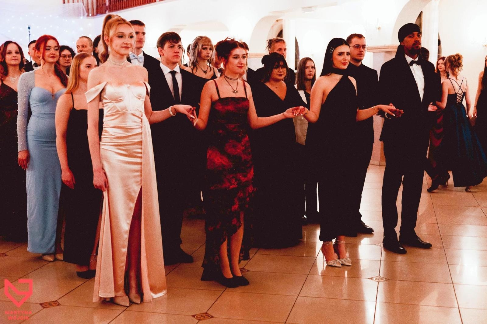 Zdjęcie w galerii na portalu naszraciborz.pl: Zjawiskowe kreacje i niezapomniane polonezy. Bal w ZSO nr 1 [FOTO] wiadomości z regionu