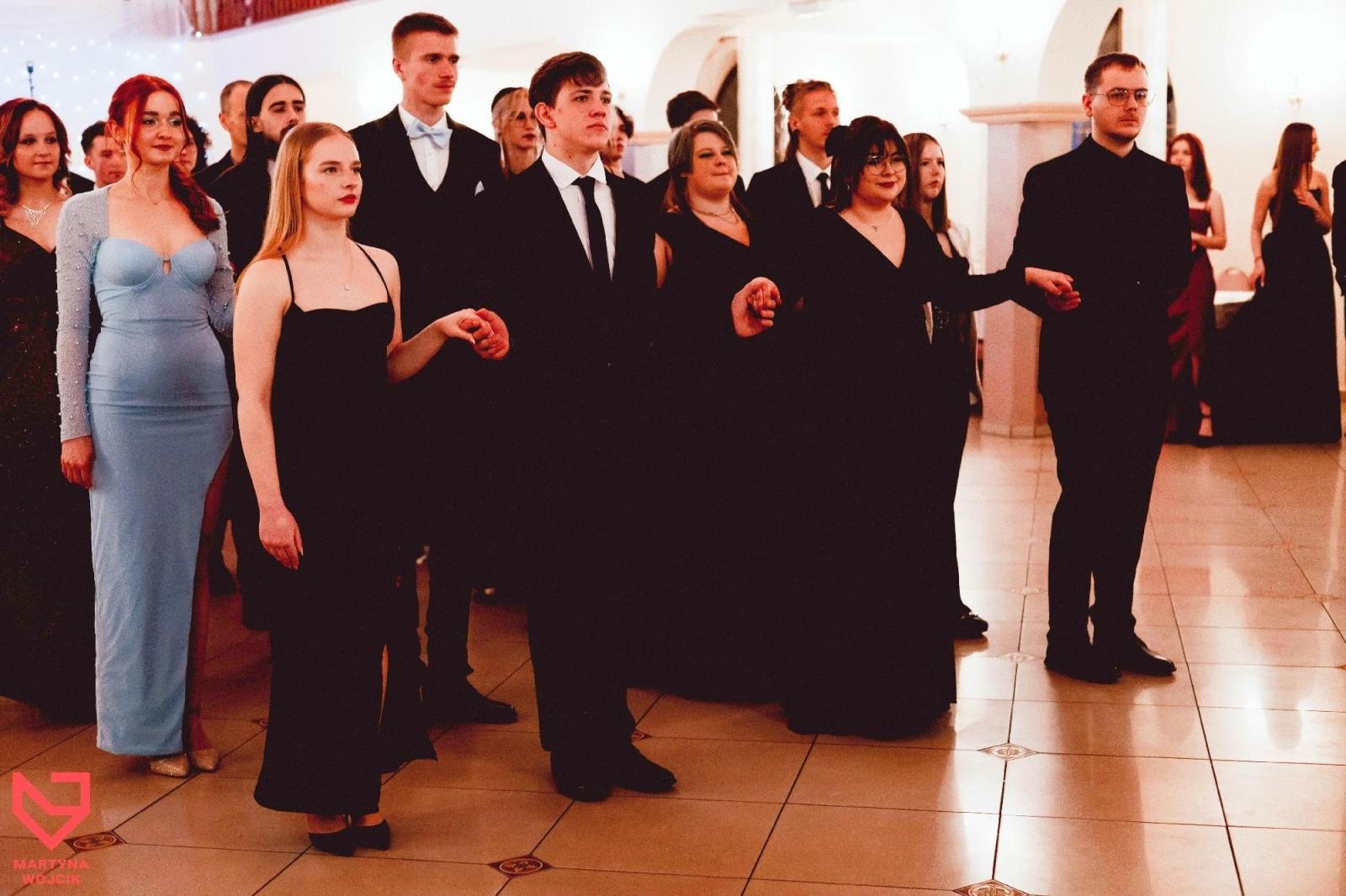 Zdjęcie w galerii na portalu naszraciborz.pl: Zjawiskowe kreacje i niezapomniane polonezy. Bal w ZSO nr 1 [FOTO] wiadomości z regionu