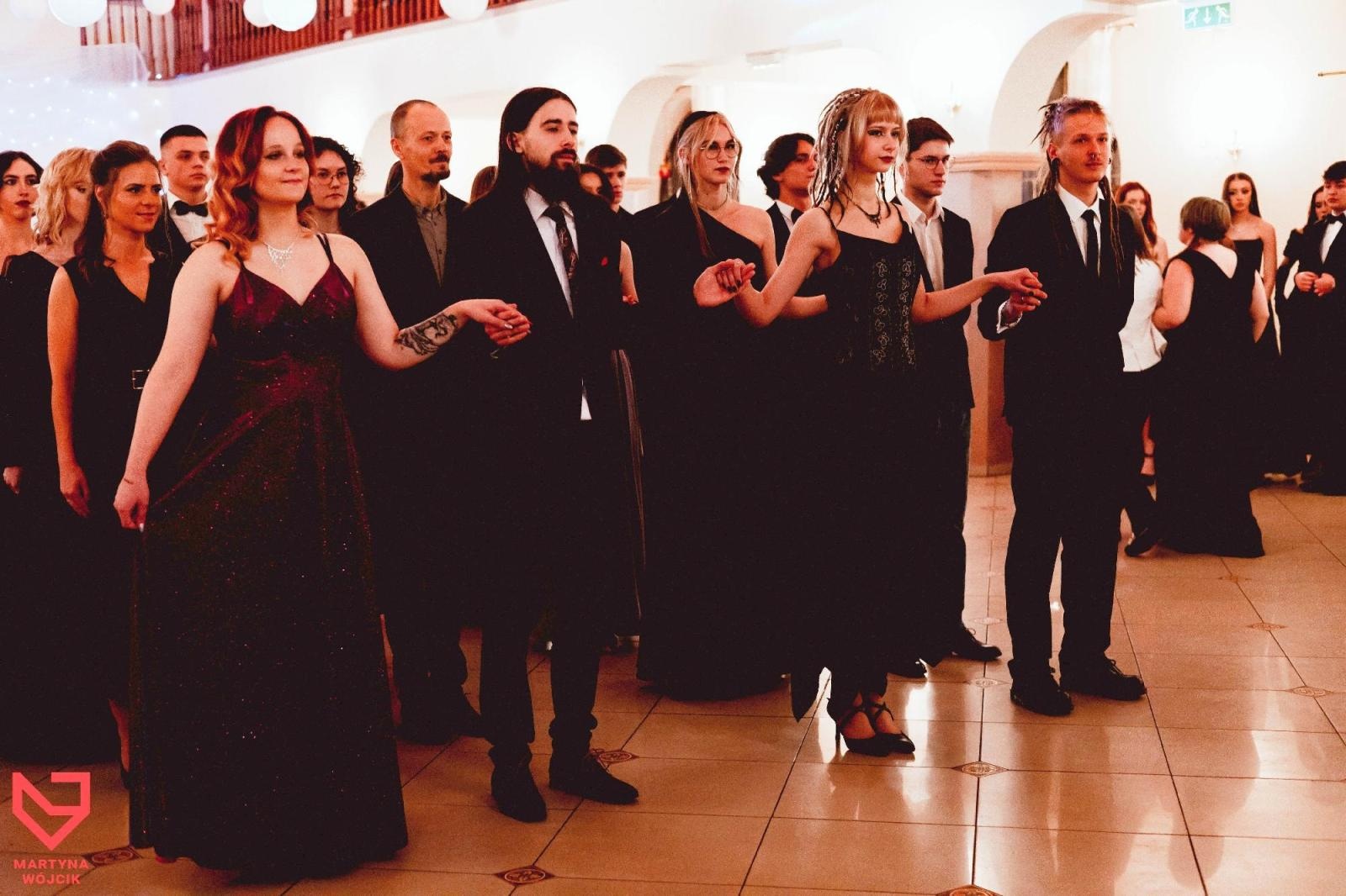 Zdjęcie w galerii na portalu naszraciborz.pl: Zjawiskowe kreacje i niezapomniane polonezy. Bal w ZSO nr 1 [FOTO] wiadomości z regionu