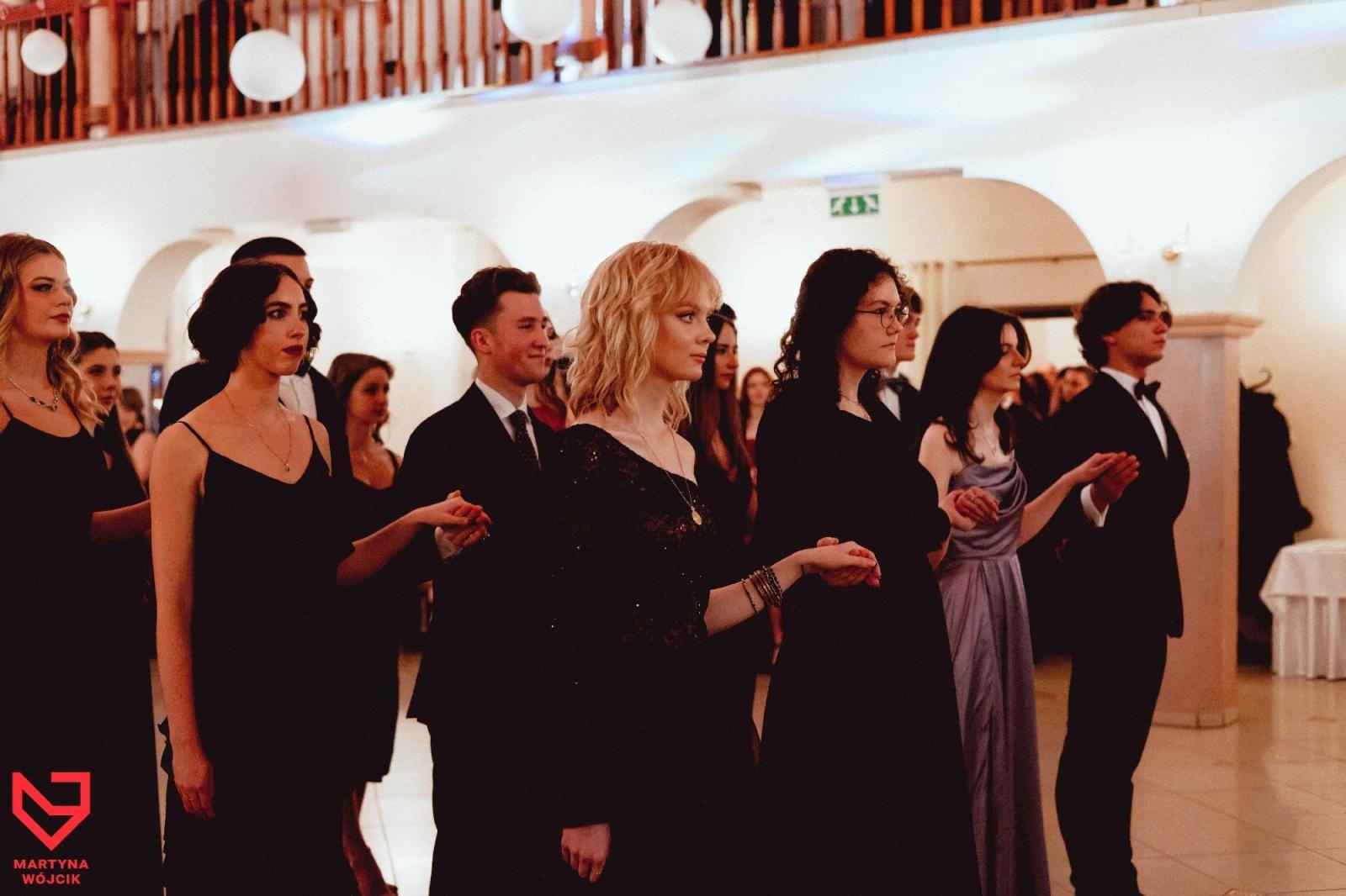 Zdjęcie w galerii na portalu naszraciborz.pl: Zjawiskowe kreacje i niezapomniane polonezy. Bal w ZSO nr 1 [FOTO] wiadomości z regionu