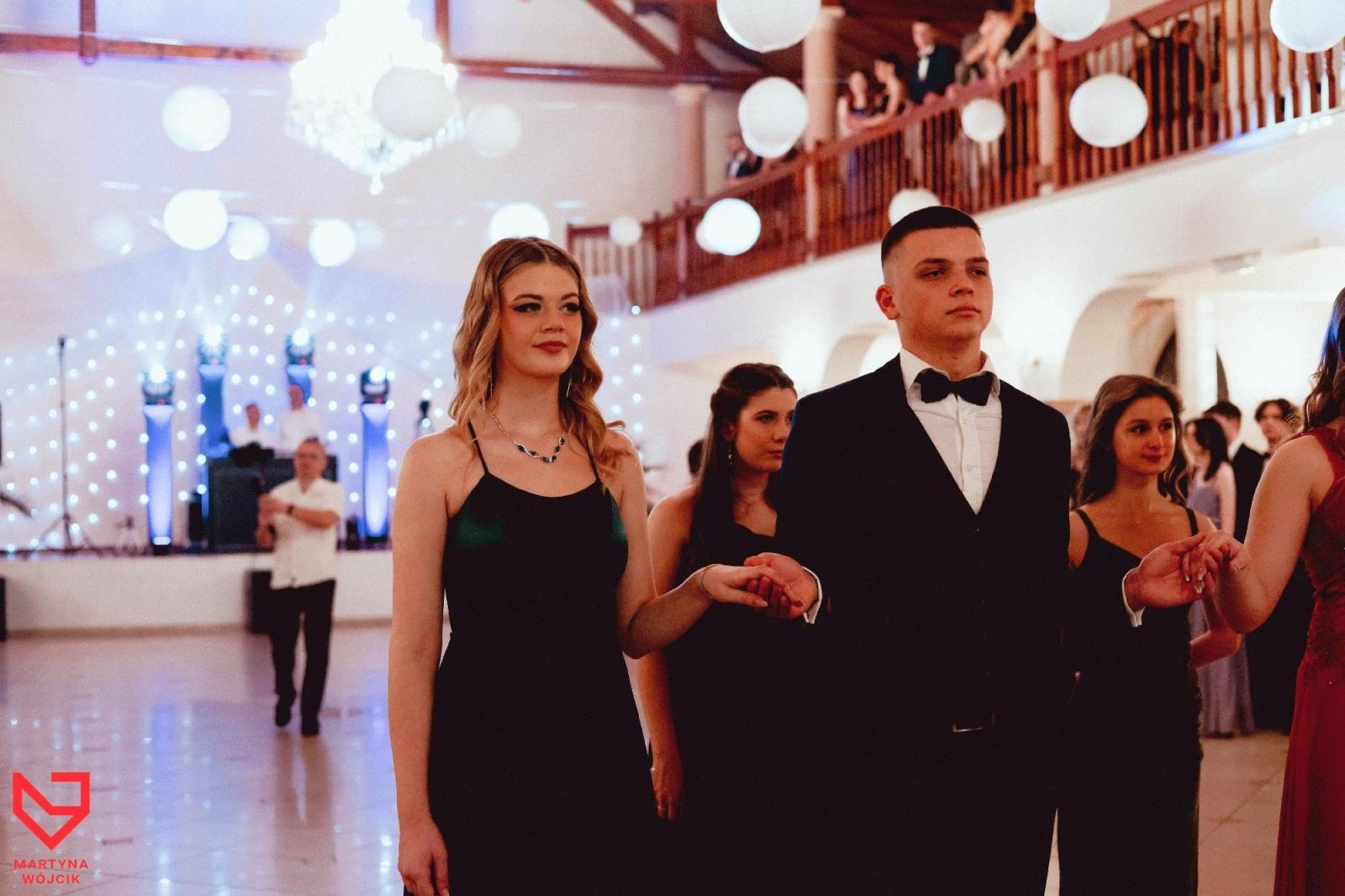 Zdjęcie w galerii na portalu naszraciborz.pl: Zjawiskowe kreacje i niezapomniane polonezy. Bal w ZSO nr 1 [FOTO] wiadomości z regionu