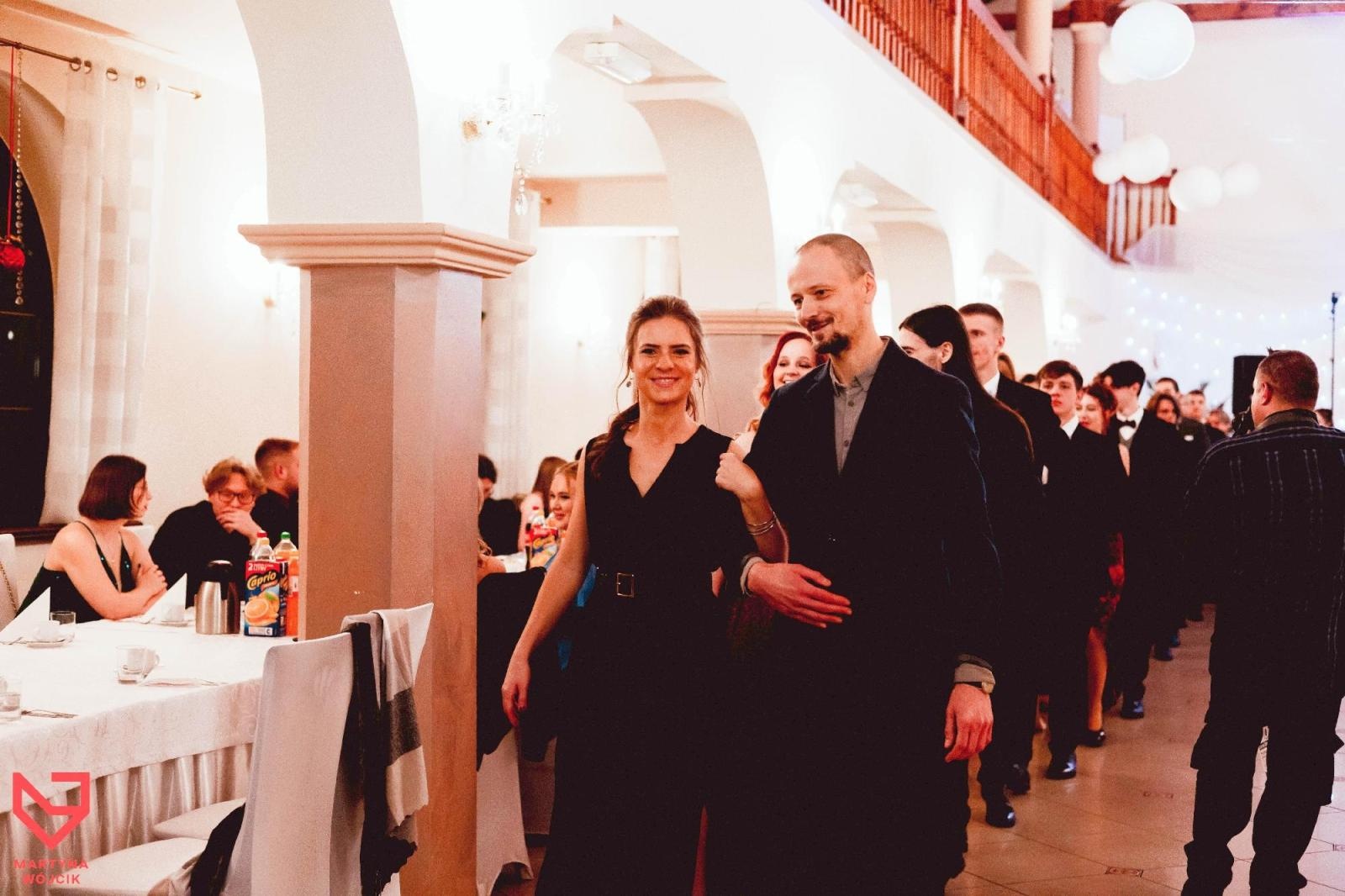 Zdjęcie w galerii na portalu naszraciborz.pl: Zjawiskowe kreacje i niezapomniane polonezy. Bal w ZSO nr 1 [FOTO] wiadomości z regionu