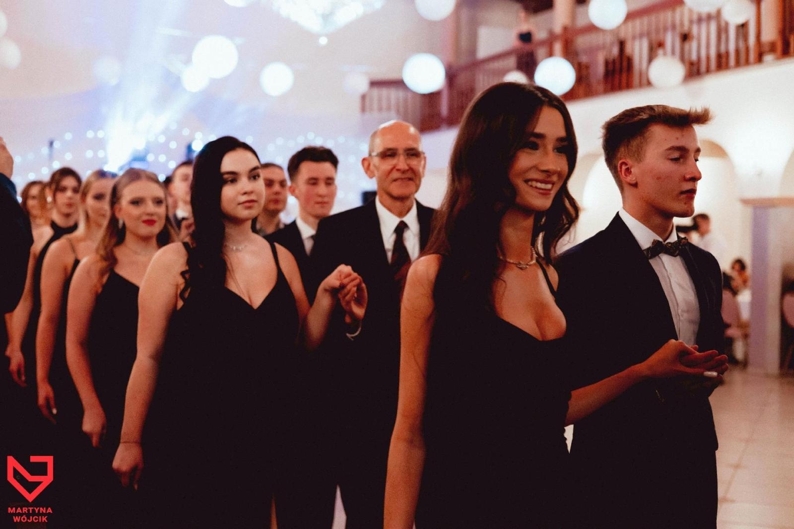 Zdjęcie w galerii na portalu naszraciborz.pl: Zjawiskowe kreacje i niezapomniane polonezy. Bal w ZSO nr 1 [FOTO] wiadomości z regionu