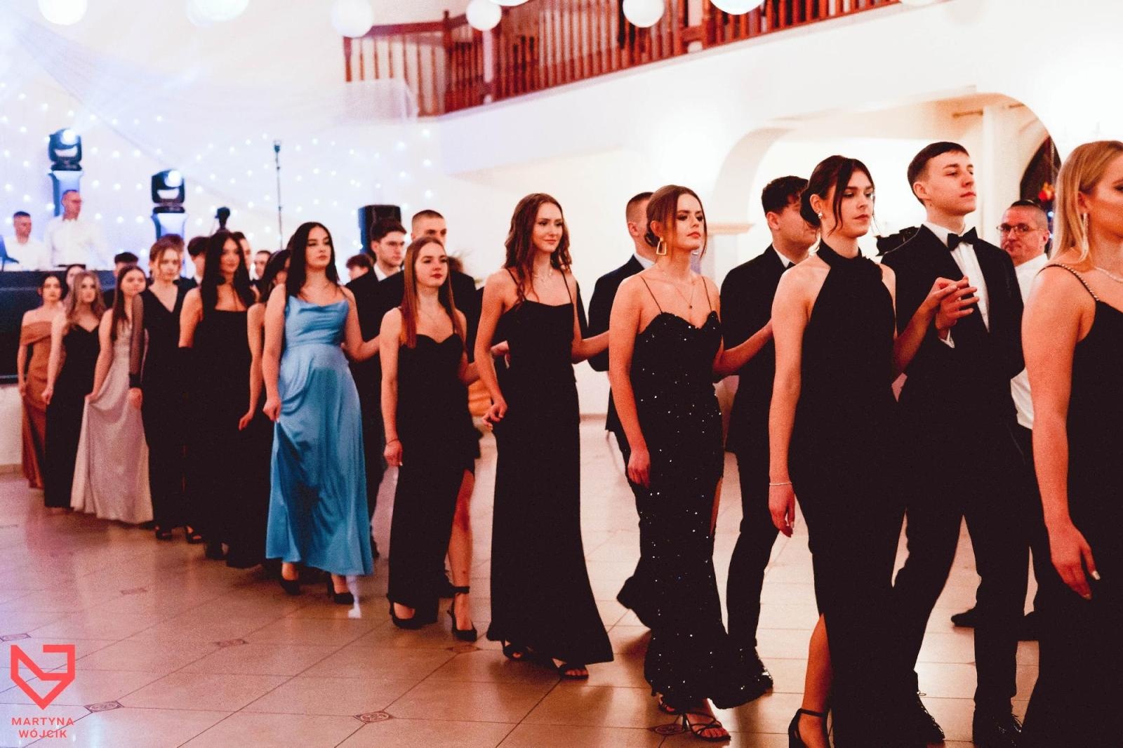 Zdjęcie w galerii na portalu naszraciborz.pl: Zjawiskowe kreacje i niezapomniane polonezy. Bal w ZSO nr 1 [FOTO] wiadomości z regionu