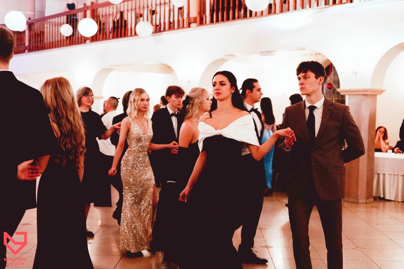 Zdjęcie w galerii na portalu naszraciborz.pl: Zjawiskowe kreacje i niezapomniane polonezy. Bal w ZSO nr 1 [FOTO] wiadomości z regionu