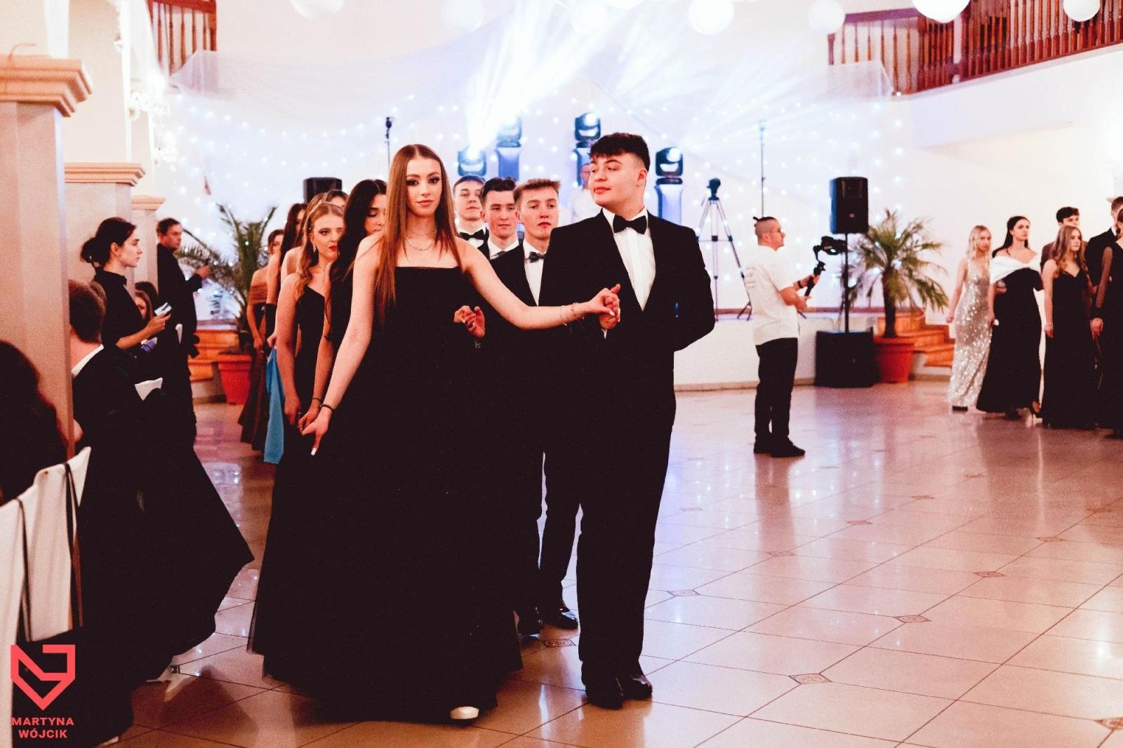 Zdjęcie w galerii na portalu naszraciborz.pl: Zjawiskowe kreacje i niezapomniane polonezy. Bal w ZSO nr 1 [FOTO] wiadomości z regionu