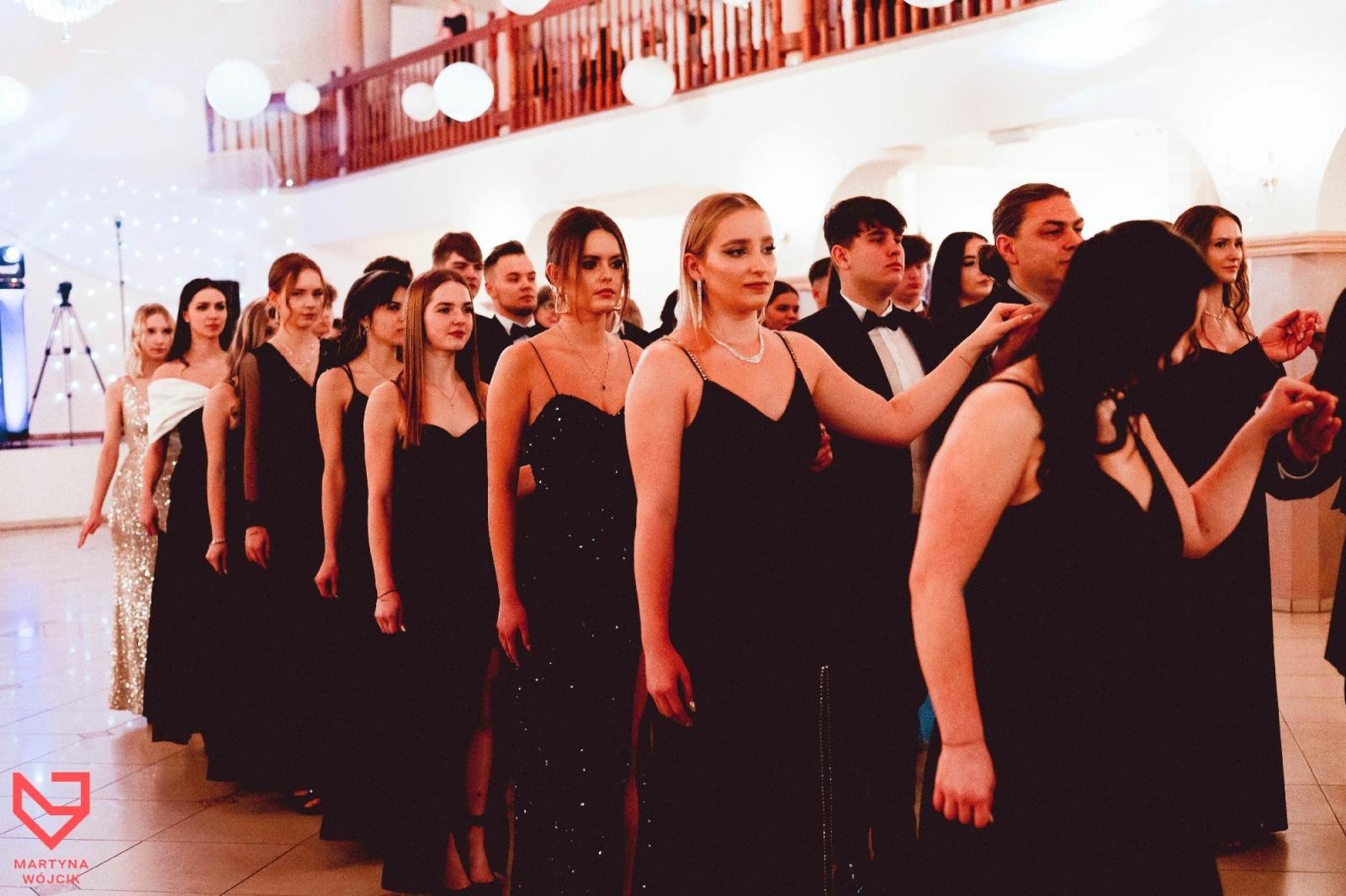 Zdjęcie w galerii na portalu naszraciborz.pl: Zjawiskowe kreacje i niezapomniane polonezy. Bal w ZSO nr 1 [FOTO] wiadomości z regionu