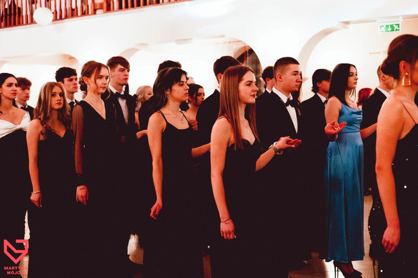 Zdjęcie w galerii na portalu naszraciborz.pl: Zjawiskowe kreacje i niezapomniane polonezy. Bal w ZSO nr 1 [FOTO] wiadomości z regionu