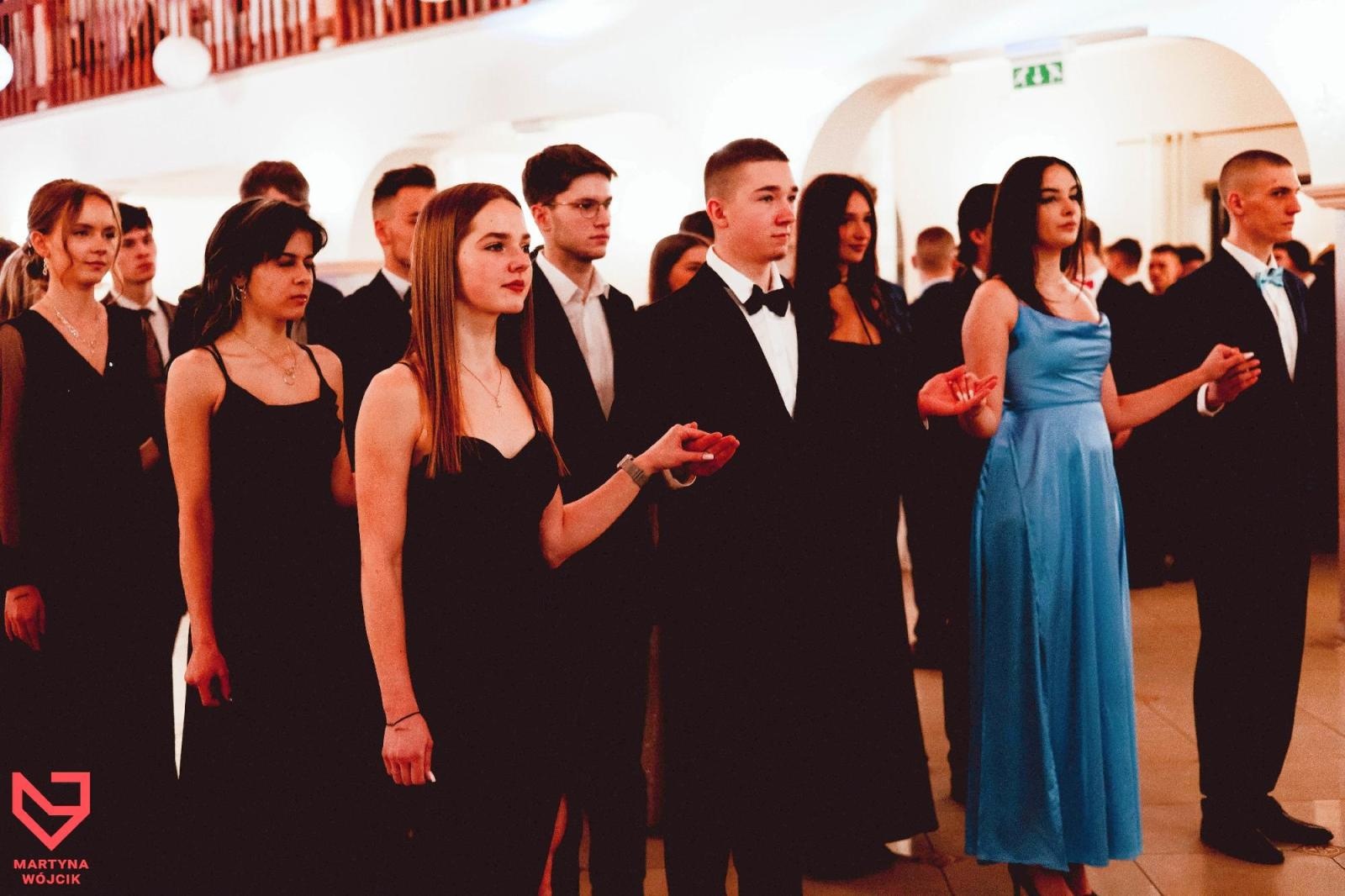 Zdjęcie w galerii na portalu naszraciborz.pl: Zjawiskowe kreacje i niezapomniane polonezy. Bal w ZSO nr 1 [FOTO] wiadomości z regionu