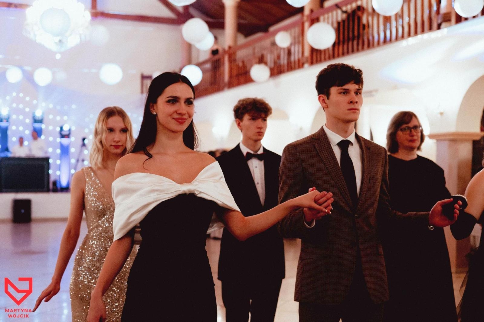 Zdjęcie w galerii na portalu naszraciborz.pl: Zjawiskowe kreacje i niezapomniane polonezy. Bal w ZSO nr 1 [FOTO] wiadomości z regionu