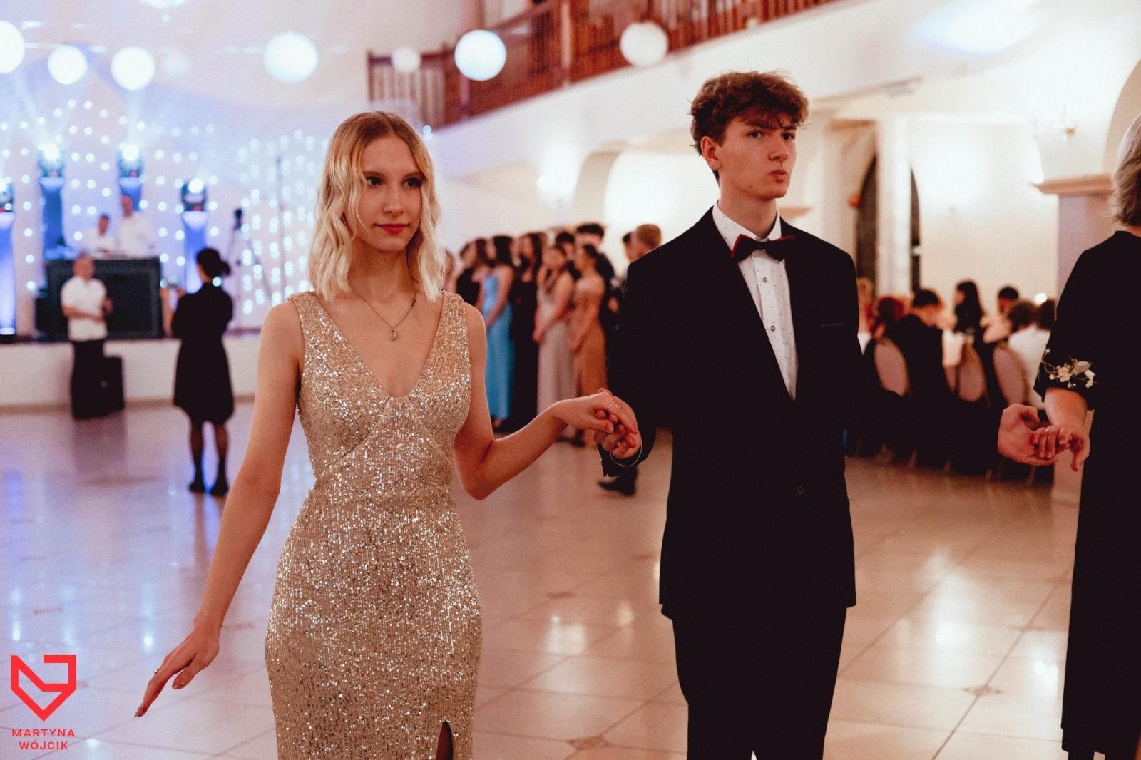 Zdjęcie w galerii na portalu naszraciborz.pl: Zjawiskowe kreacje i niezapomniane polonezy. Bal w ZSO nr 1 [FOTO] wiadomości z regionu