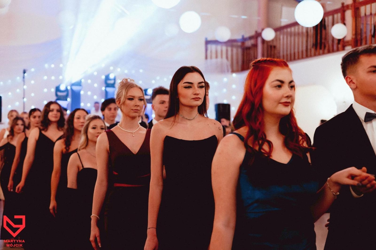 Zdjęcie w galerii na portalu naszraciborz.pl: Zjawiskowe kreacje i niezapomniane polonezy. Bal w ZSO nr 1 [FOTO] wiadomości z regionu