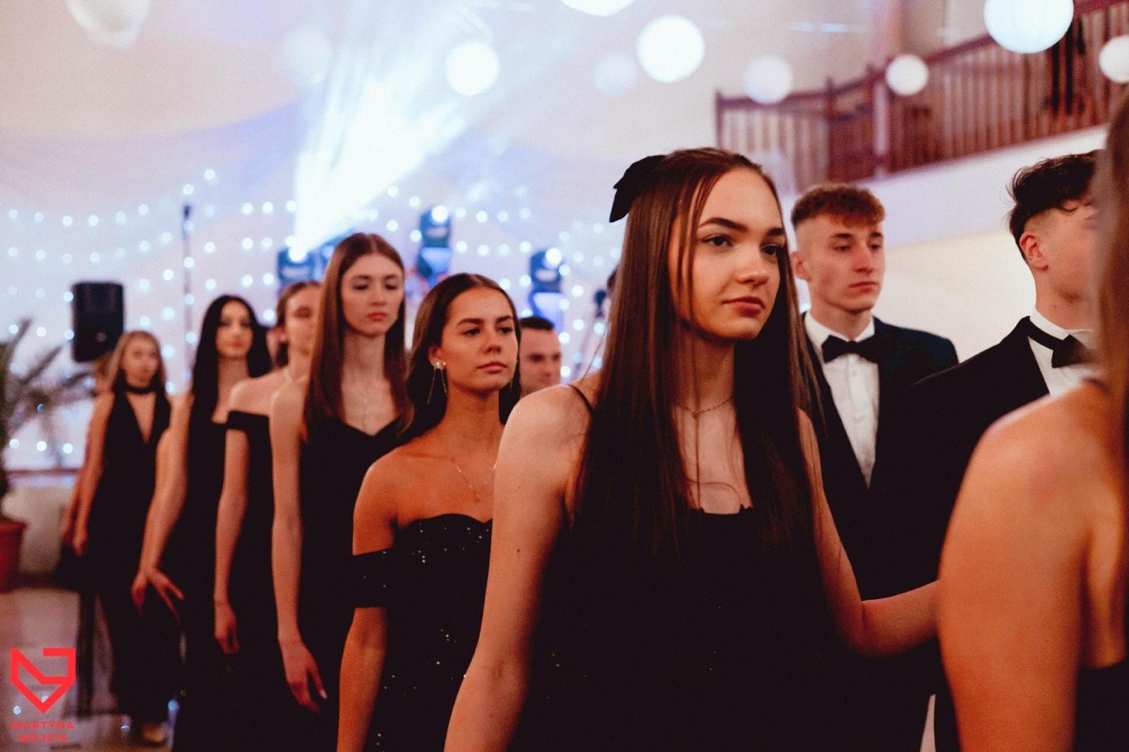 Zdjęcie w galerii na portalu naszraciborz.pl: Zjawiskowe kreacje i niezapomniane polonezy. Bal w ZSO nr 1 [FOTO] wiadomości z regionu