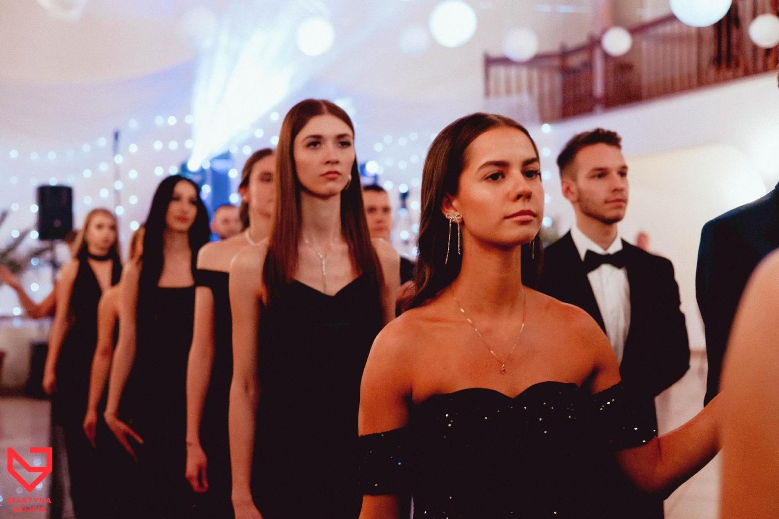 Zdjęcie w galerii na portalu naszraciborz.pl: Zjawiskowe kreacje i niezapomniane polonezy. Bal w ZSO nr 1 [FOTO] wiadomości z regionu