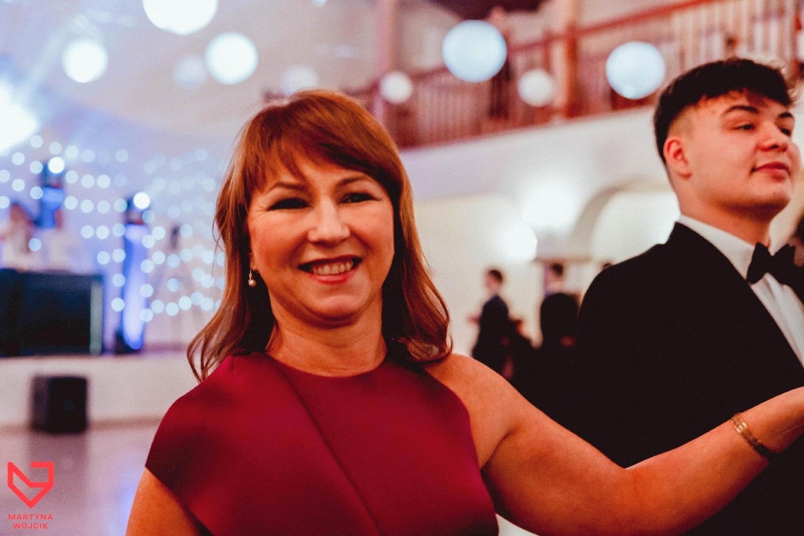 Zdjęcie w galerii na portalu naszraciborz.pl: Zjawiskowe kreacje i niezapomniane polonezy. Bal w ZSO nr 1 [FOTO] wiadomości z regionu