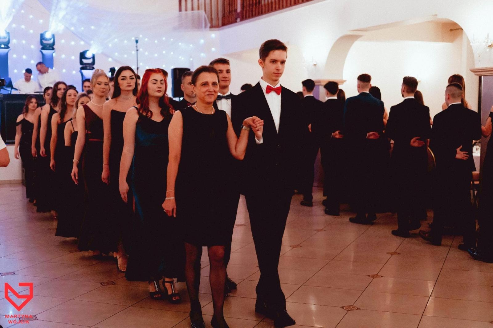 Zdjęcie w galerii na portalu naszraciborz.pl: Zjawiskowe kreacje i niezapomniane polonezy. Bal w ZSO nr 1 [FOTO] wiadomości z regionu