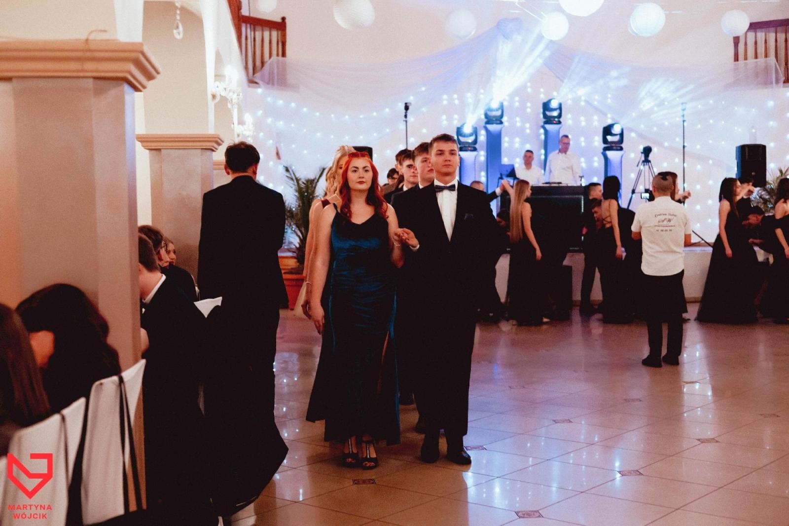 Zdjęcie w galerii na portalu naszraciborz.pl: Zjawiskowe kreacje i niezapomniane polonezy. Bal w ZSO nr 1 [FOTO] wiadomości z regionu