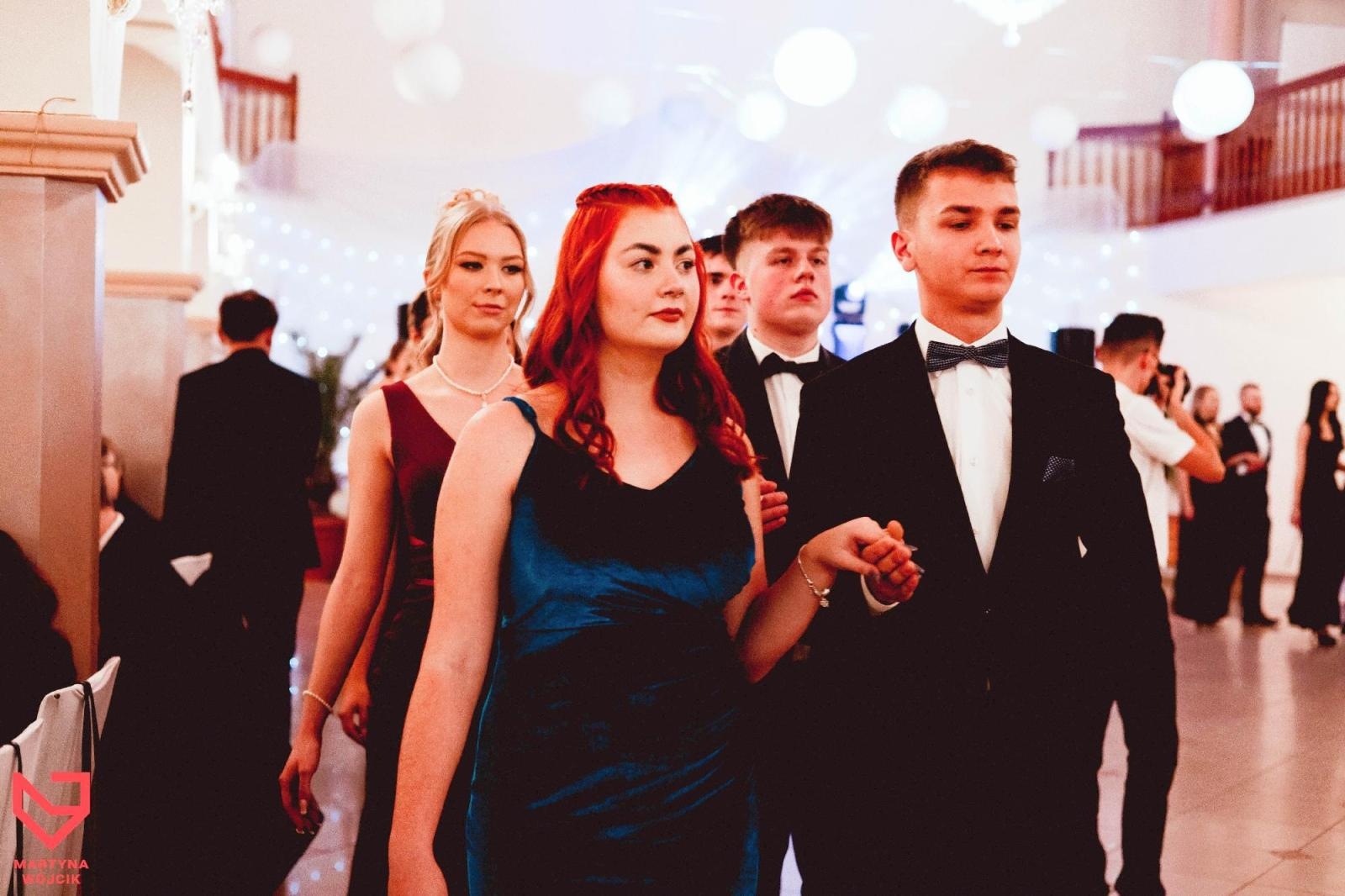 Zdjęcie w galerii na portalu naszraciborz.pl: Zjawiskowe kreacje i niezapomniane polonezy. Bal w ZSO nr 1 [FOTO] wiadomości z regionu