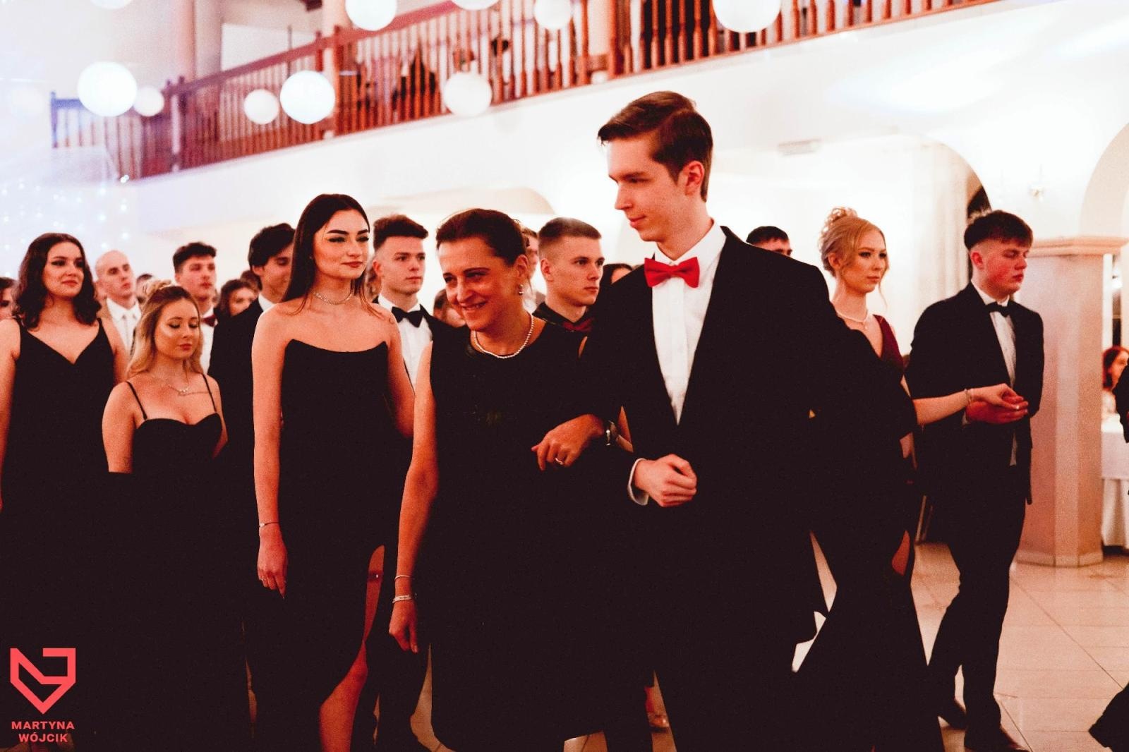 Zdjęcie w galerii na portalu naszraciborz.pl: Zjawiskowe kreacje i niezapomniane polonezy. Bal w ZSO nr 1 [FOTO] wiadomości z regionu