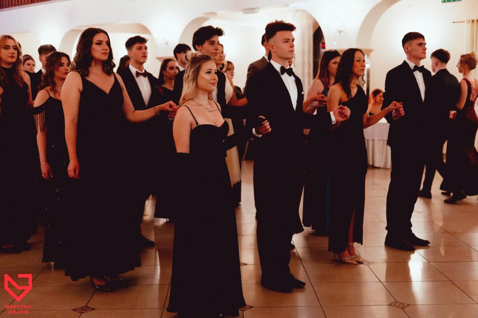 Zdjęcie w galerii na portalu naszraciborz.pl: Zjawiskowe kreacje i niezapomniane polonezy. Bal w ZSO nr 1 [FOTO] wiadomości z regionu