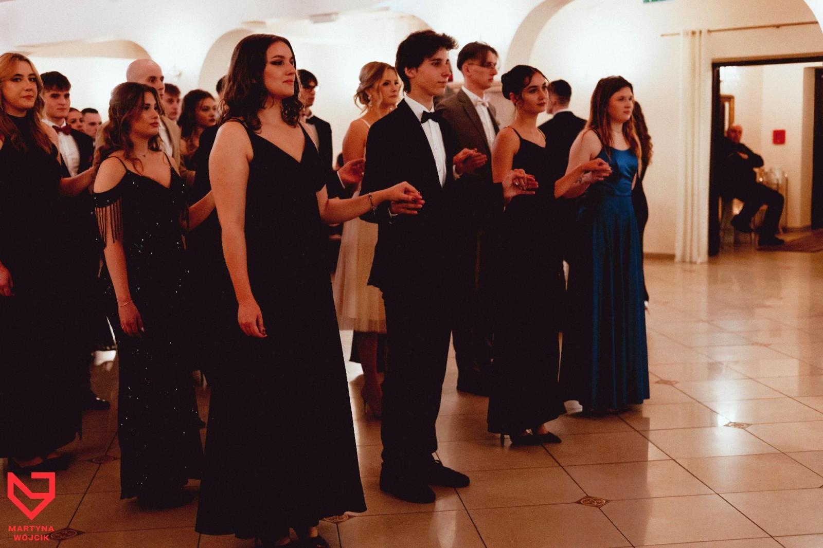 Zdjęcie w galerii na portalu naszraciborz.pl: Zjawiskowe kreacje i niezapomniane polonezy. Bal w ZSO nr 1 [FOTO] wiadomości z regionu