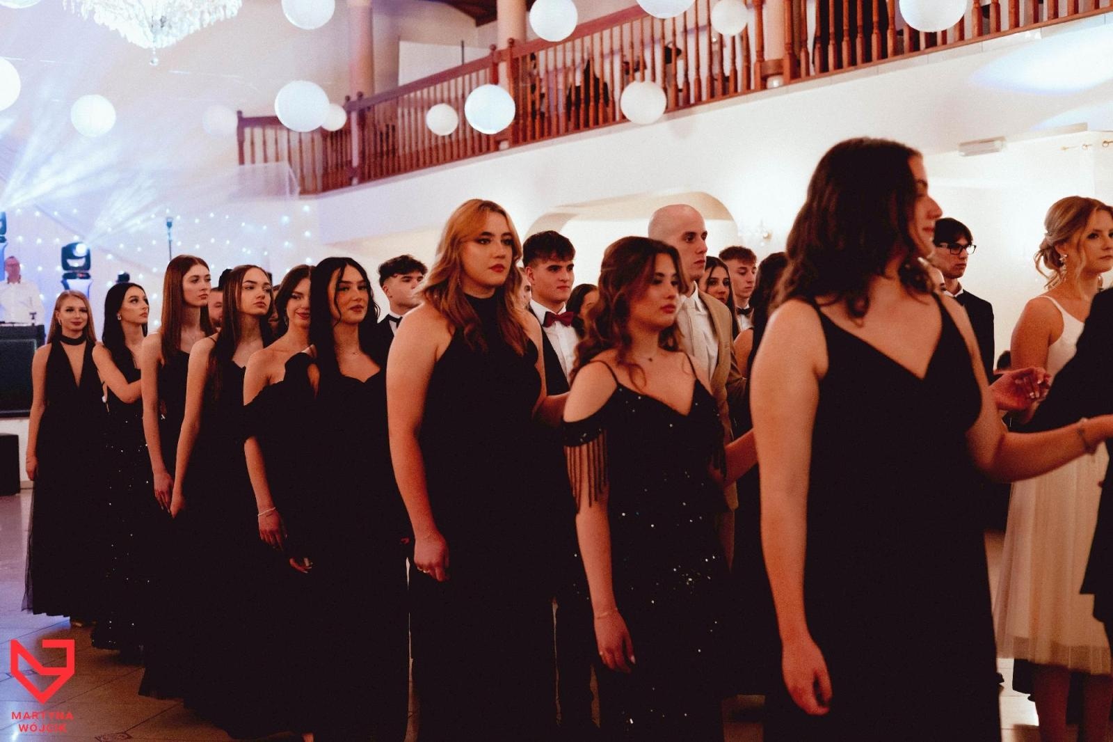 Zdjęcie w galerii na portalu naszraciborz.pl: Zjawiskowe kreacje i niezapomniane polonezy. Bal w ZSO nr 1 [FOTO] wiadomości z regionu