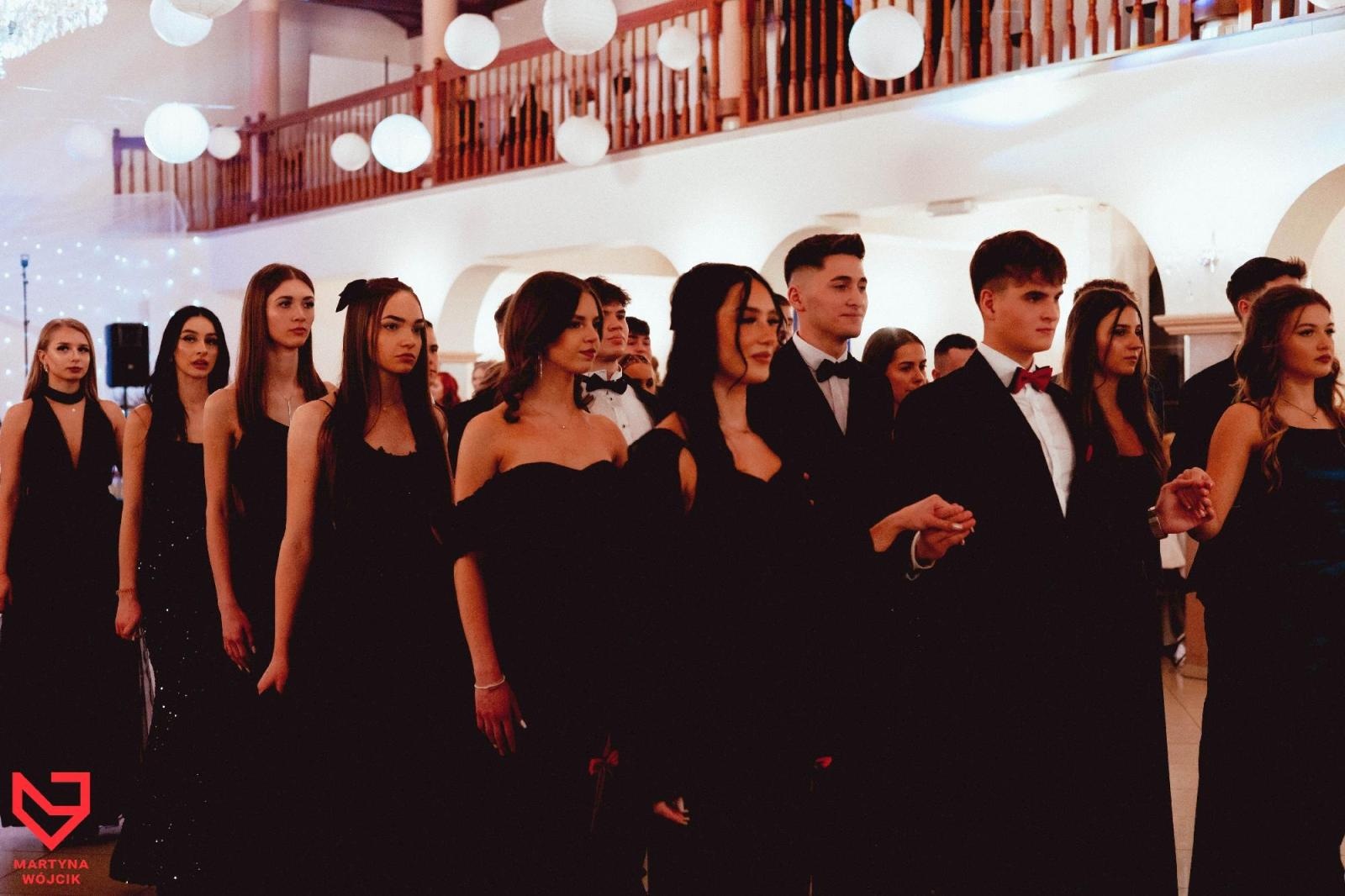 Zdjęcie w galerii na portalu naszraciborz.pl: Zjawiskowe kreacje i niezapomniane polonezy. Bal w ZSO nr 1 [FOTO] wiadomości z regionu