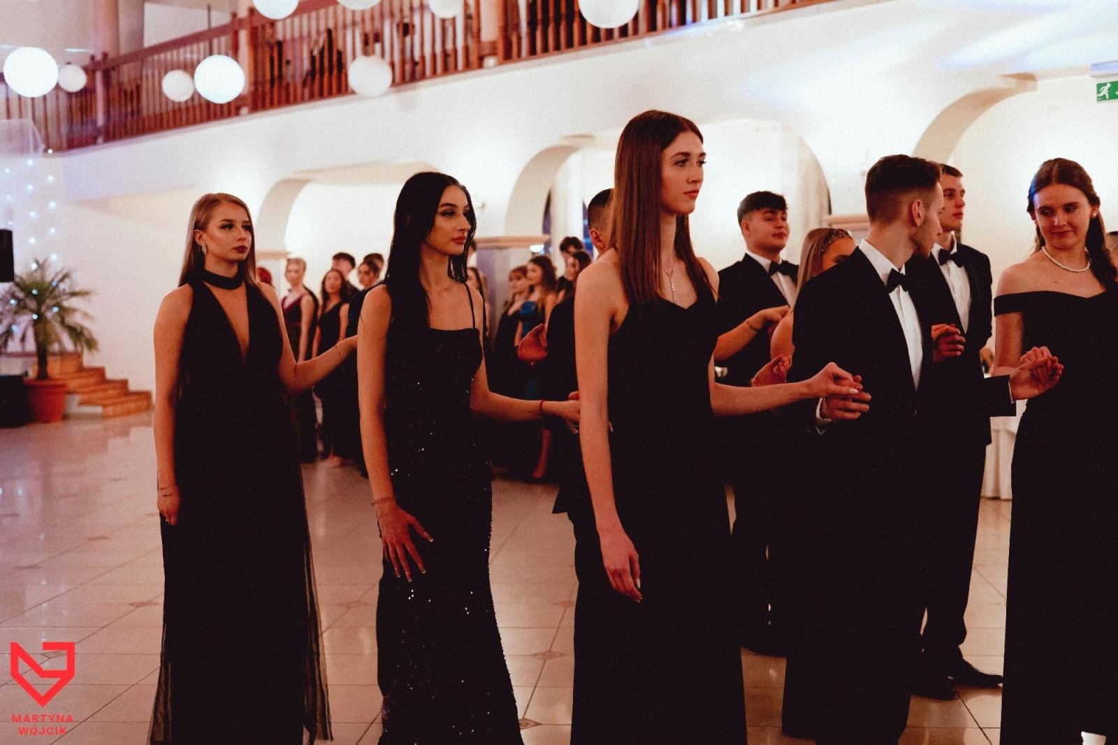 Zdjęcie w galerii na portalu naszraciborz.pl: Zjawiskowe kreacje i niezapomniane polonezy. Bal w ZSO nr 1 [FOTO] wiadomości z regionu