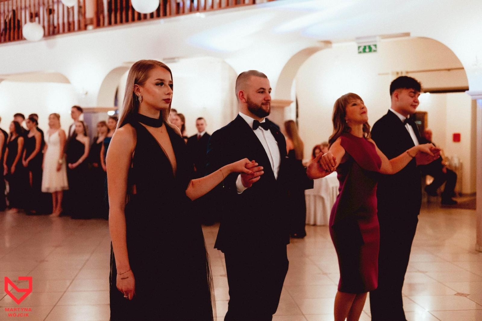 Zdjęcie w galerii na portalu naszraciborz.pl: Zjawiskowe kreacje i niezapomniane polonezy. Bal w ZSO nr 1 [FOTO] wiadomości z regionu