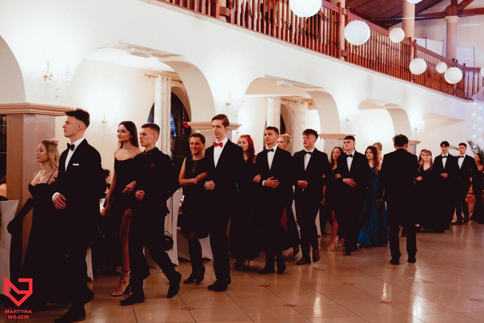 Zdjęcie w galerii na portalu naszraciborz.pl: Zjawiskowe kreacje i niezapomniane polonezy. Bal w ZSO nr 1 [FOTO] wiadomości z regionu