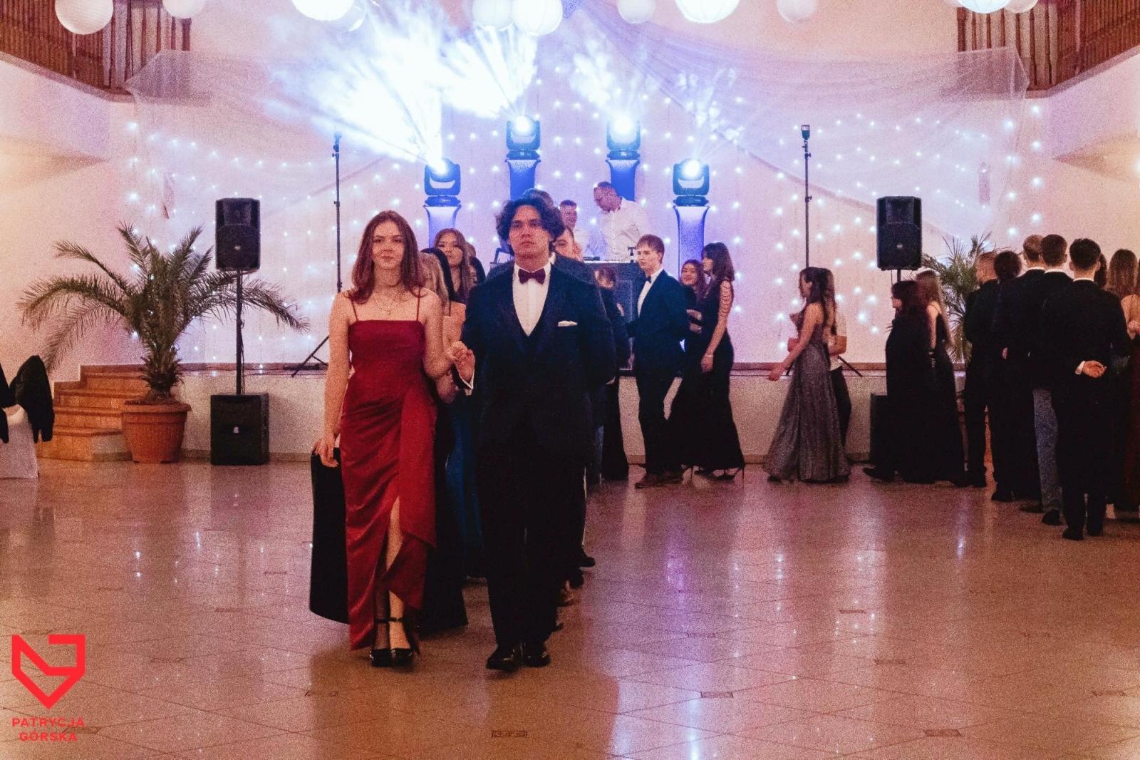 Zdjęcie w galerii na portalu naszraciborz.pl: Zjawiskowe kreacje i niezapomniane polonezy. Bal w ZSO nr 1 [FOTO] wiadomości z regionu