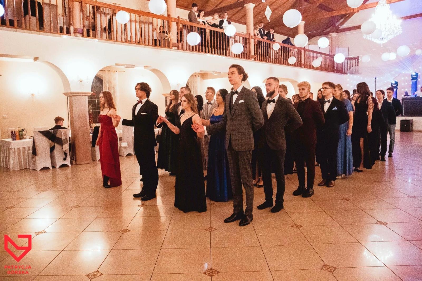 Zdjęcie w galerii na portalu naszraciborz.pl: Zjawiskowe kreacje i niezapomniane polonezy. Bal w ZSO nr 1 [FOTO] wiadomości z regionu