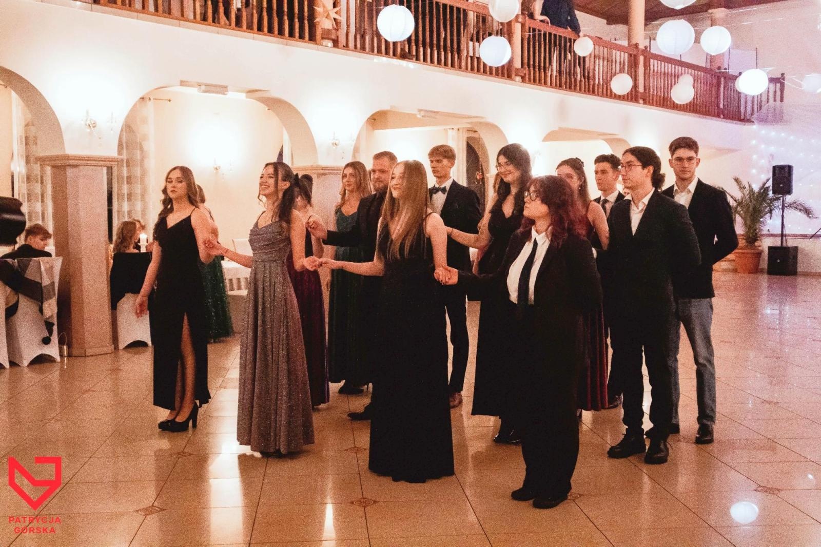 Zdjęcie w galerii na portalu naszraciborz.pl: Zjawiskowe kreacje i niezapomniane polonezy. Bal w ZSO nr 1 [FOTO] wiadomości z regionu