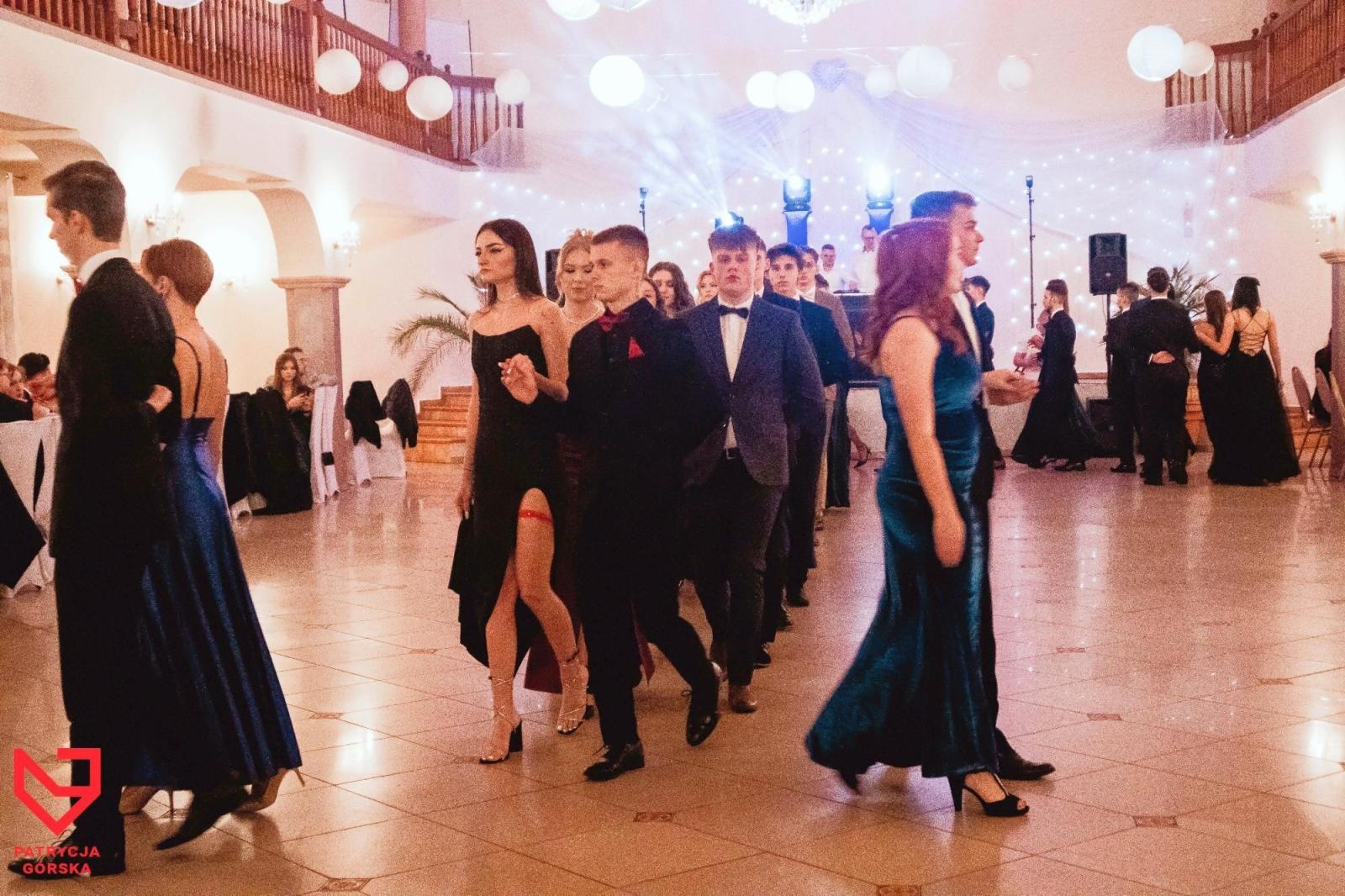 Zdjęcie w galerii na portalu naszraciborz.pl: Zjawiskowe kreacje i niezapomniane polonezy. Bal w ZSO nr 1 [FOTO] wiadomości z regionu