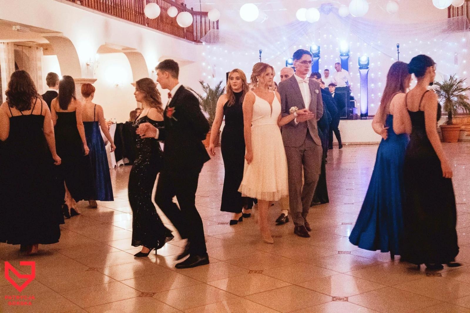 Zdjęcie w galerii na portalu naszraciborz.pl: Zjawiskowe kreacje i niezapomniane polonezy. Bal w ZSO nr 1 [FOTO] wiadomości z regionu