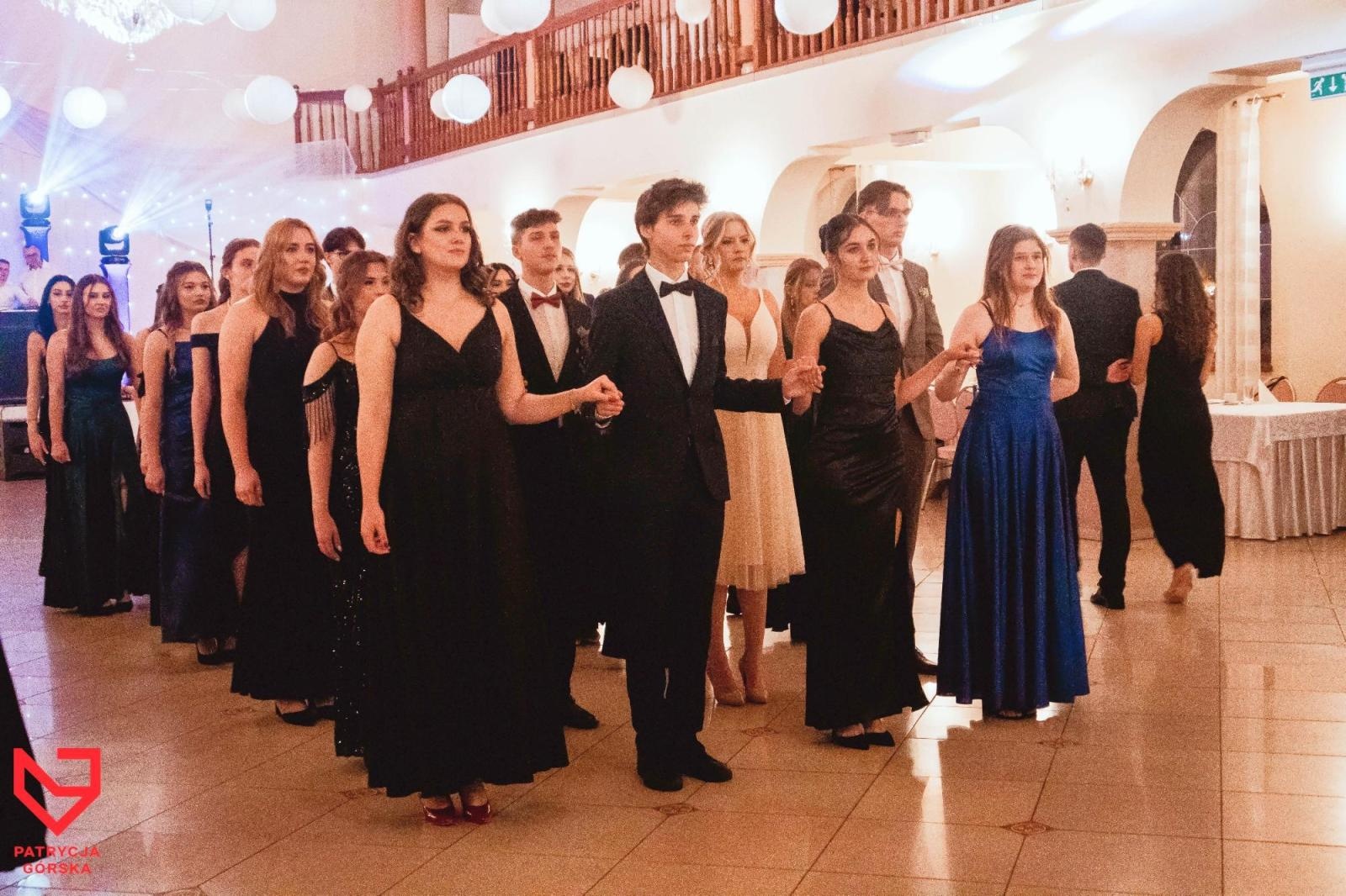 Zdjęcie w galerii na portalu naszraciborz.pl: Zjawiskowe kreacje i niezapomniane polonezy. Bal w ZSO nr 1 [FOTO] wiadomości z regionu