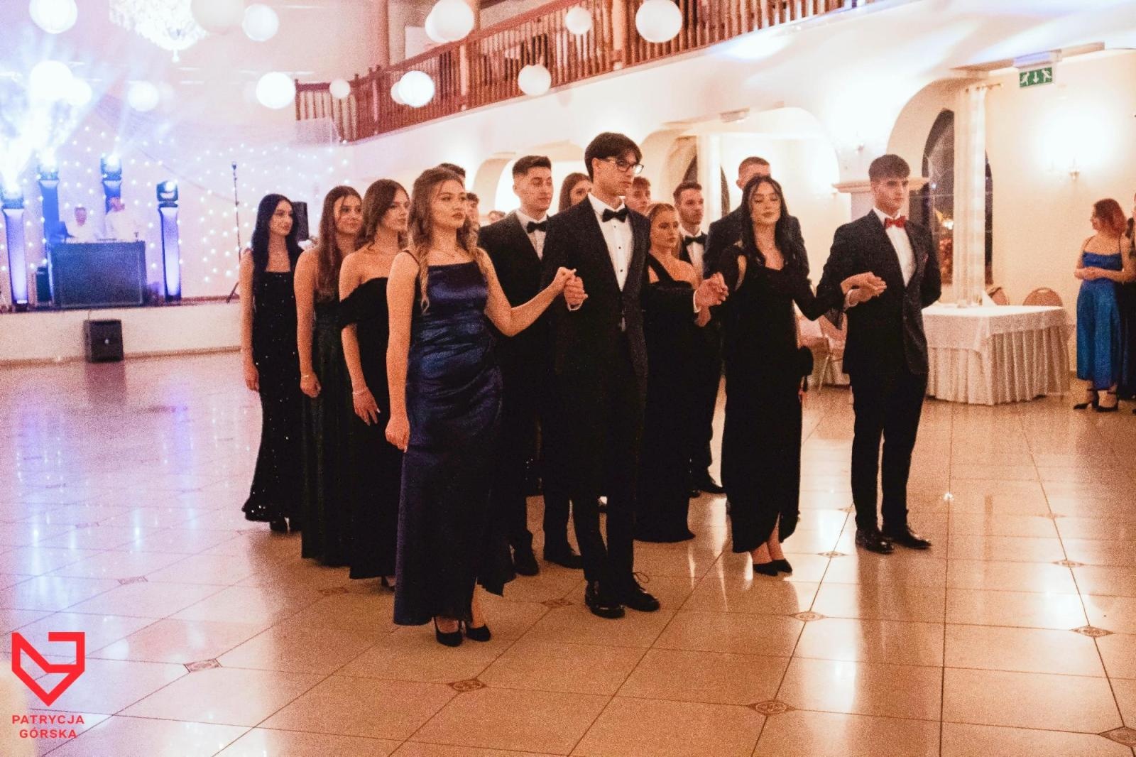 Zdjęcie w galerii na portalu naszraciborz.pl: Zjawiskowe kreacje i niezapomniane polonezy. Bal w ZSO nr 1 [FOTO] wiadomości z regionu