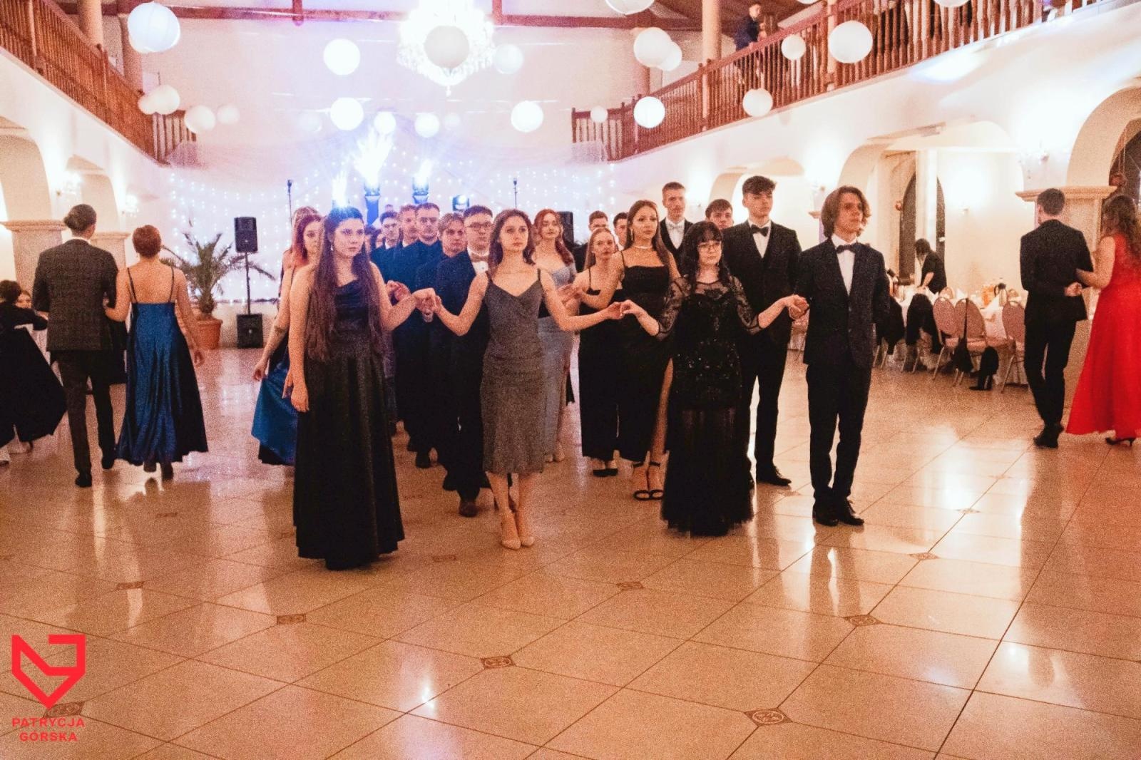 Zdjęcie w galerii na portalu naszraciborz.pl: Zjawiskowe kreacje i niezapomniane polonezy. Bal w ZSO nr 1 [FOTO] wiadomości z regionu