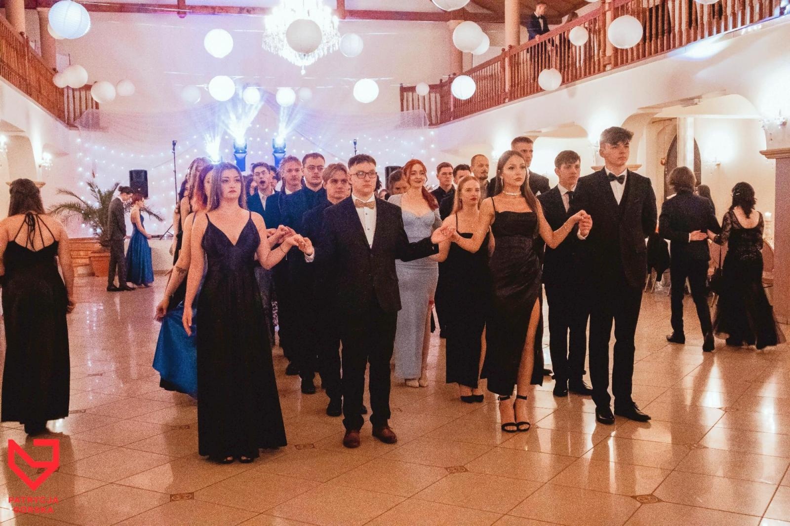 Zdjęcie w galerii na portalu naszraciborz.pl: Zjawiskowe kreacje i niezapomniane polonezy. Bal w ZSO nr 1 [FOTO] wiadomości z regionu