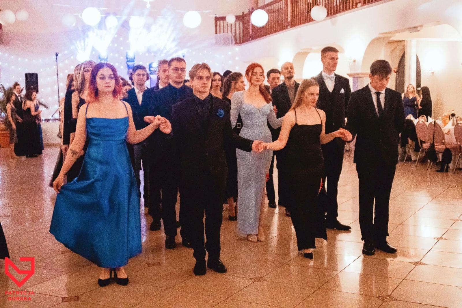 Zdjęcie w galerii na portalu naszraciborz.pl: Zjawiskowe kreacje i niezapomniane polonezy. Bal w ZSO nr 1 [FOTO] wiadomości z regionu