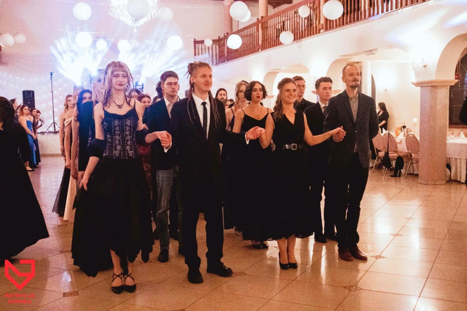 Zdjęcie w galerii na portalu naszraciborz.pl: Zjawiskowe kreacje i niezapomniane polonezy. Bal w ZSO nr 1 [FOTO] wiadomości z regionu