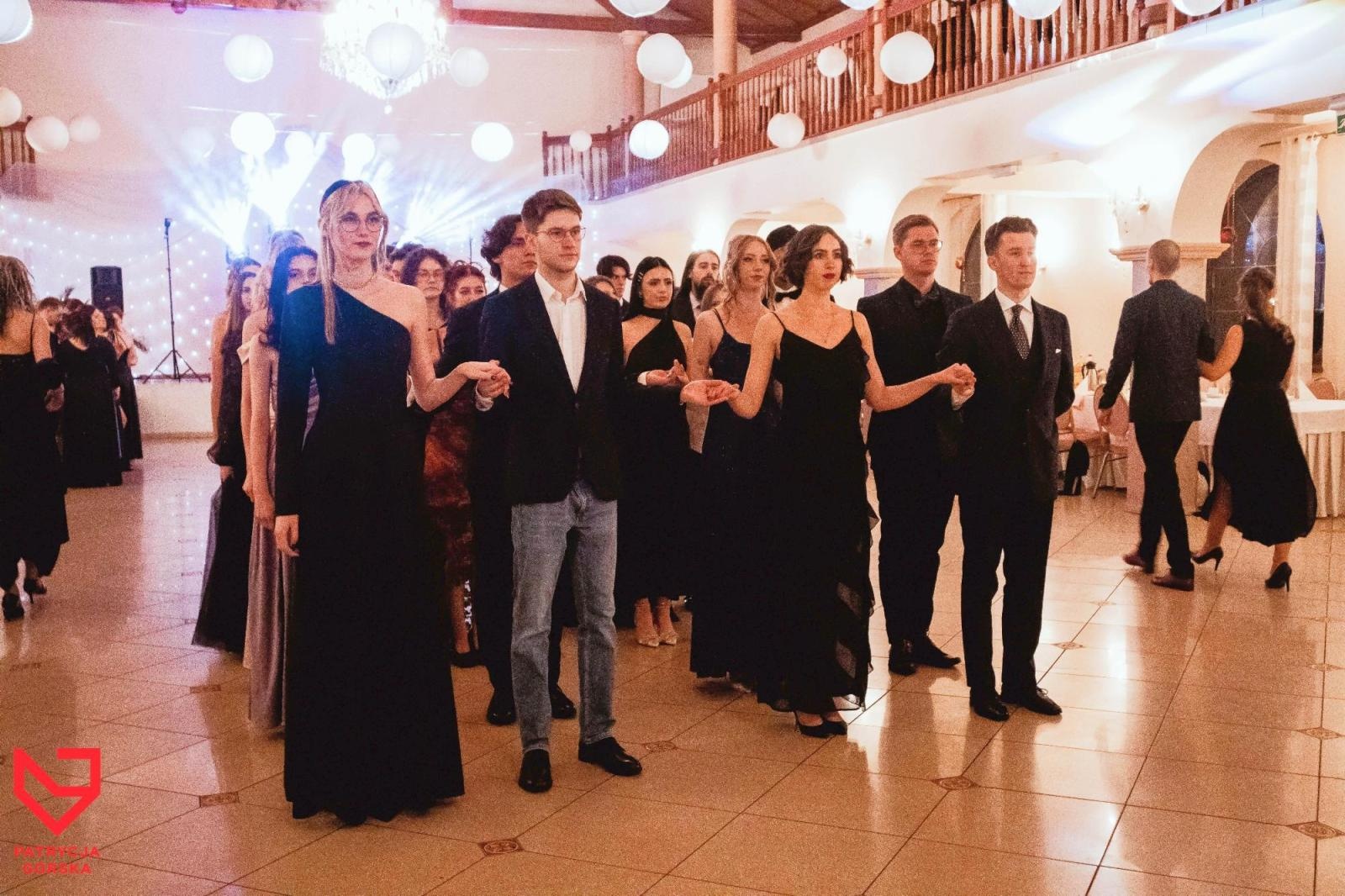 Zdjęcie w galerii na portalu naszraciborz.pl: Zjawiskowe kreacje i niezapomniane polonezy. Bal w ZSO nr 1 [FOTO] wiadomości z regionu