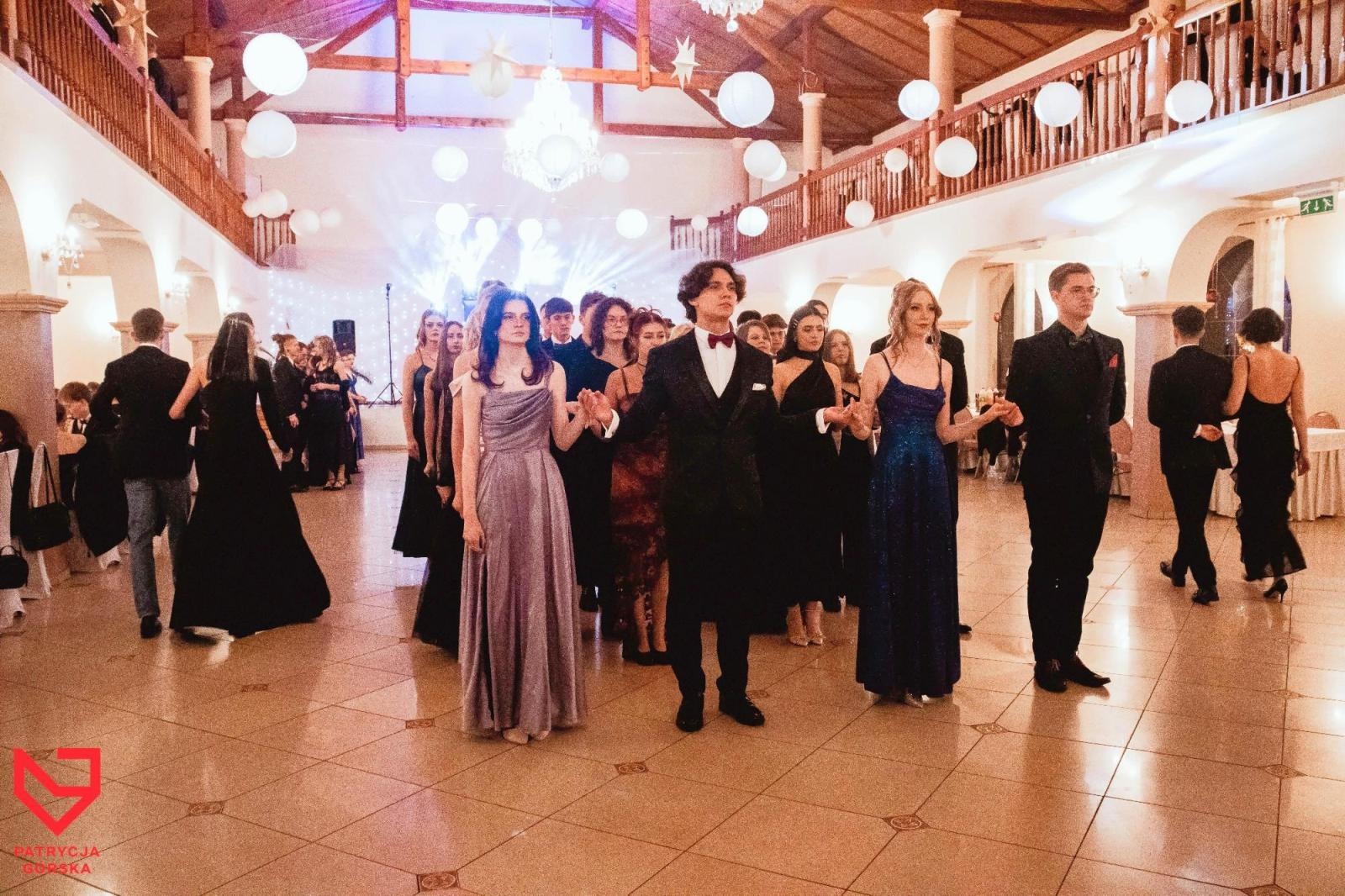 Zdjęcie w galerii na portalu naszraciborz.pl: Zjawiskowe kreacje i niezapomniane polonezy. Bal w ZSO nr 1 [FOTO] wiadomości z regionu