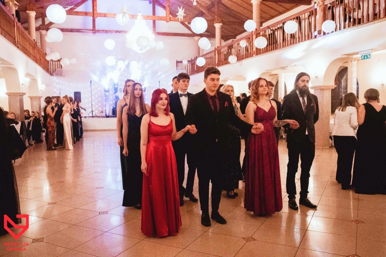 Zdjęcie w galerii na portalu naszraciborz.pl: Zjawiskowe kreacje i niezapomniane polonezy. Bal w ZSO nr 1 [FOTO] wiadomości z regionu