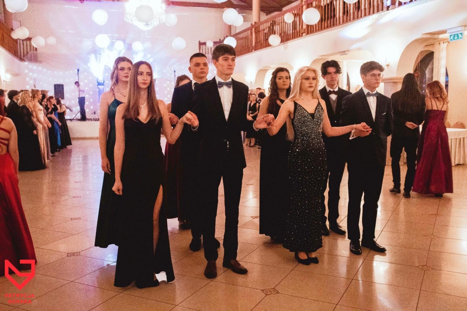 Zdjęcie w galerii na portalu naszraciborz.pl: Zjawiskowe kreacje i niezapomniane polonezy. Bal w ZSO nr 1 [FOTO] wiadomości z regionu